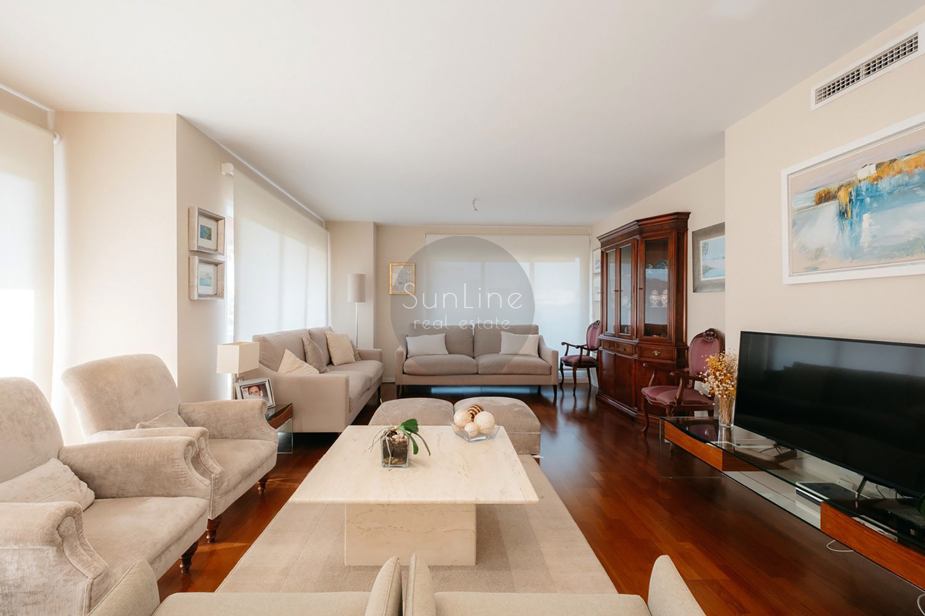 Three-bedroom apartment with terrace in a prestigious Valencia district