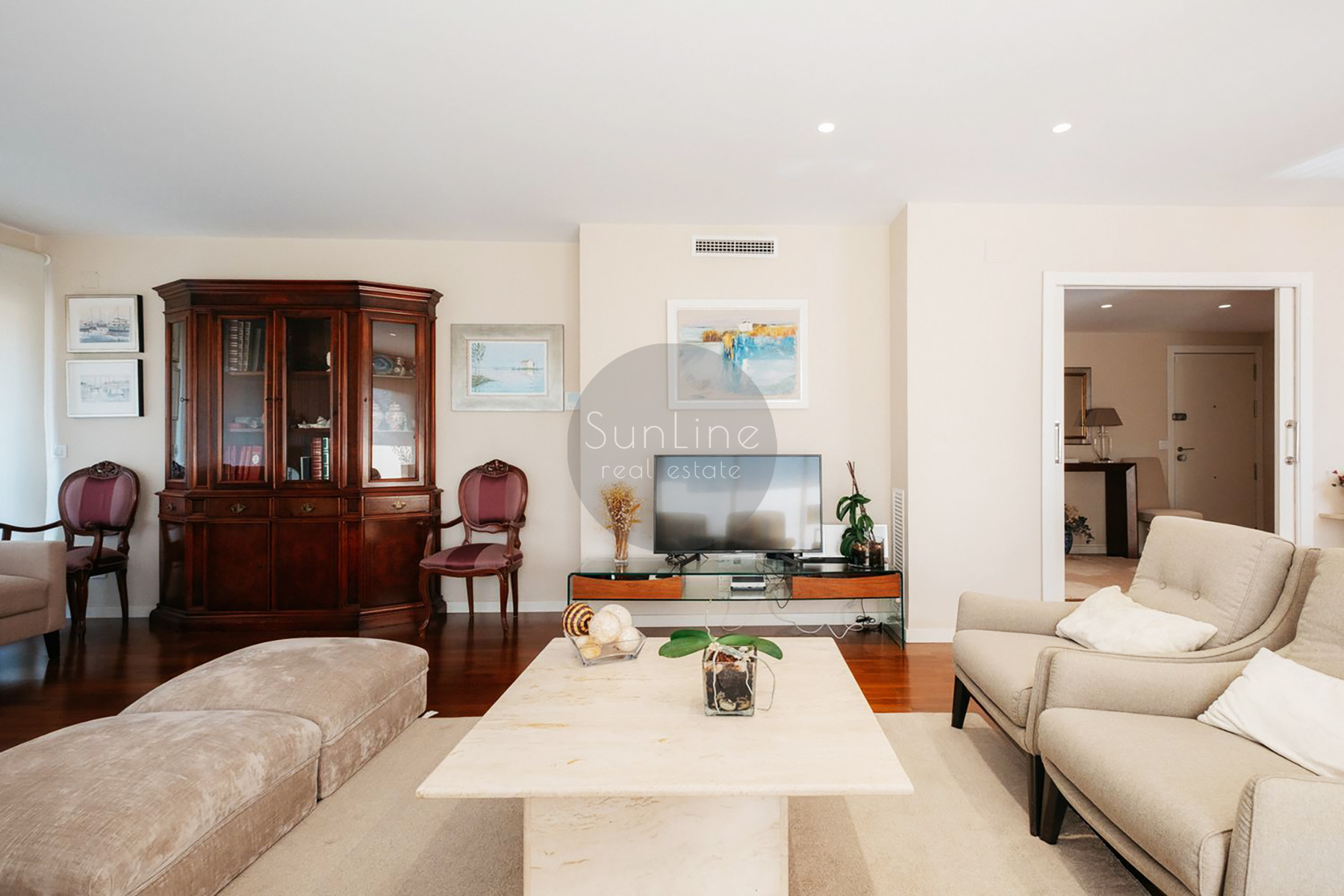 Three-bedroom apartment with terrace in a prestigious Valencia district