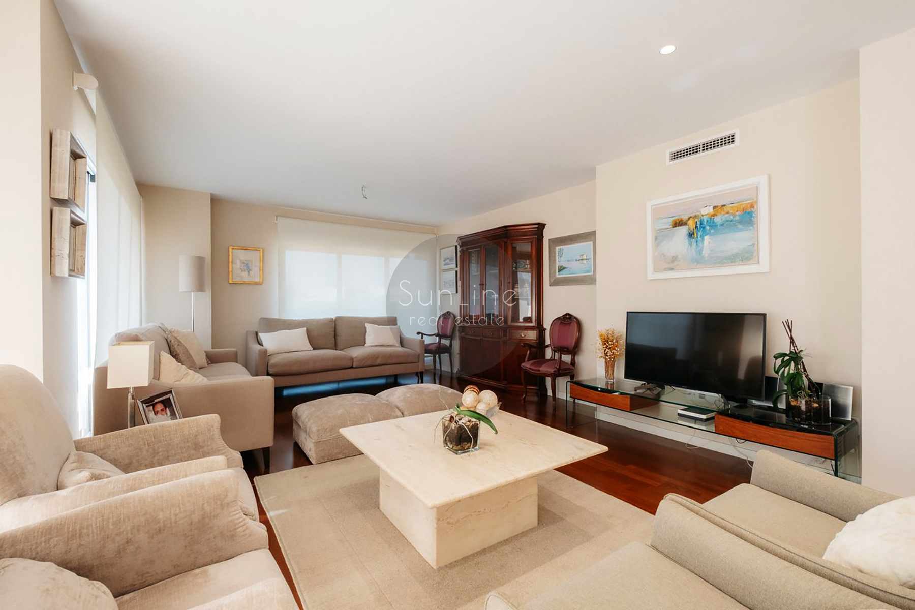 Three-bedroom apartment with terrace in a prestigious Valencia district