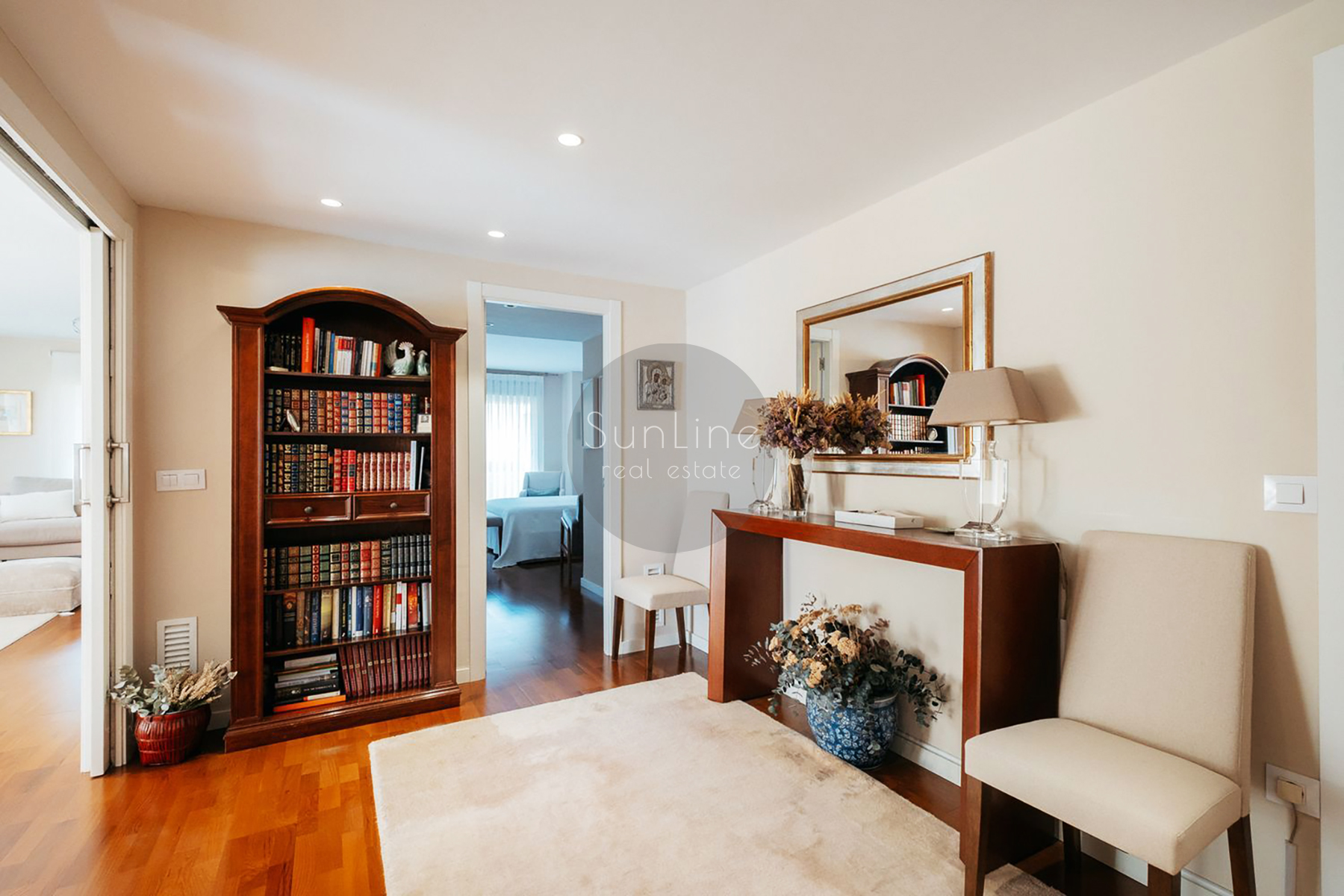 Three-bedroom apartment with terrace in a prestigious Valencia district