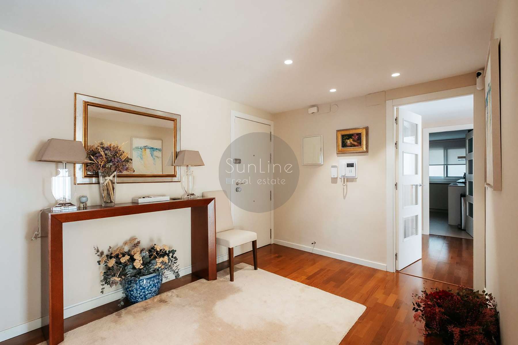Three-bedroom apartment with terrace in a prestigious Valencia district