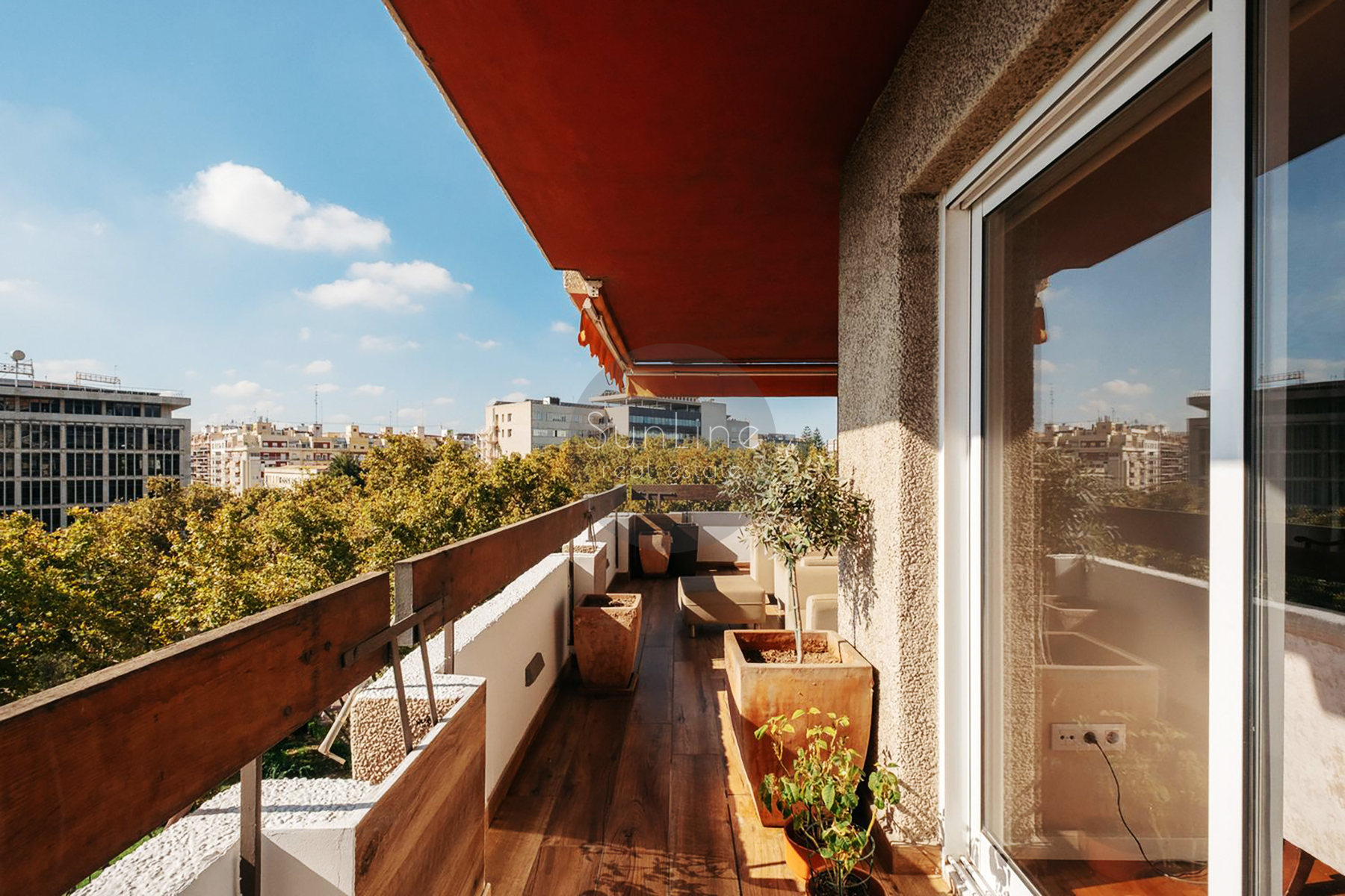 Three-bedroom apartment with terrace in a prestigious Valencia district