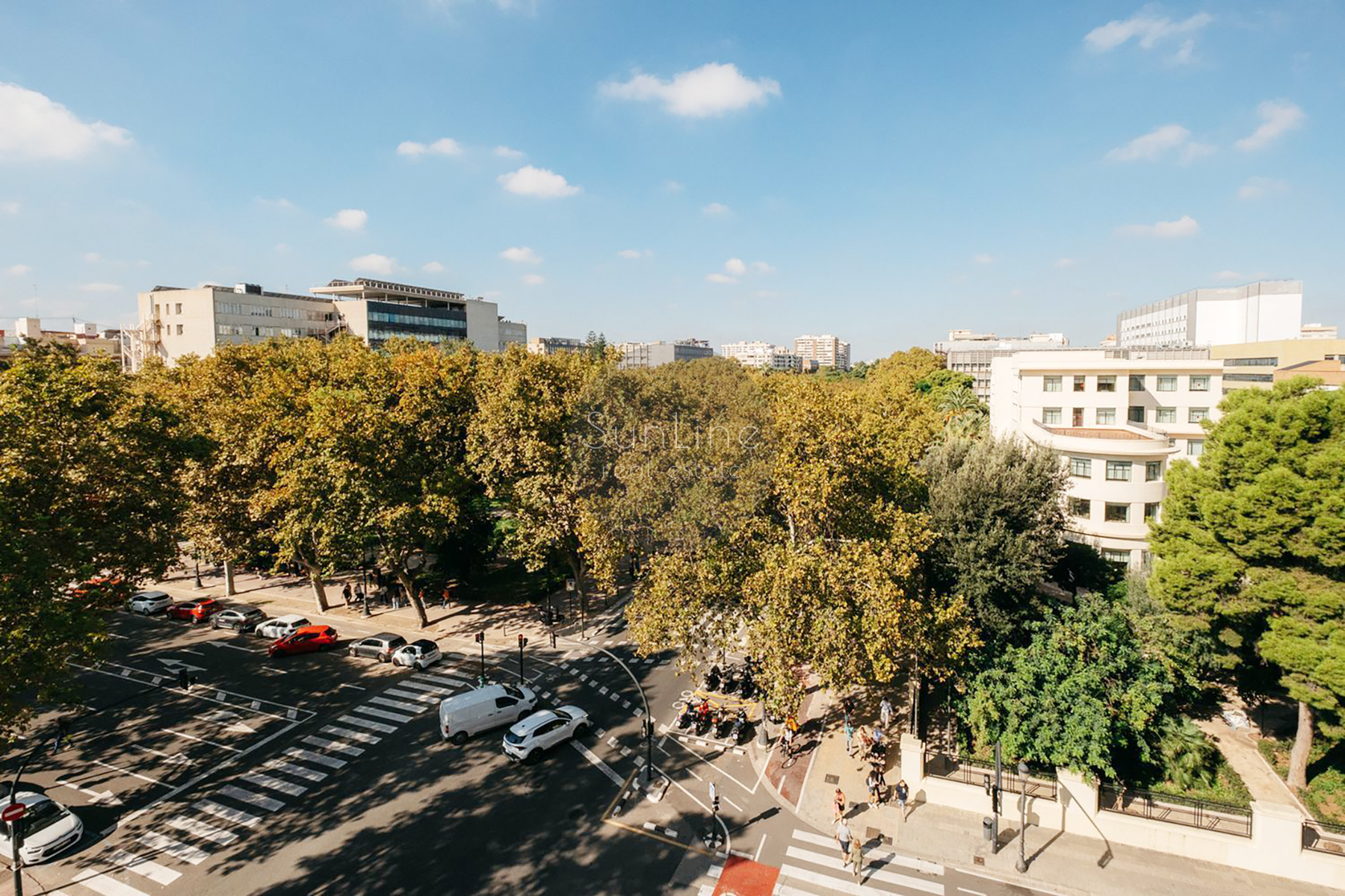 Three-bedroom apartment with terrace in a prestigious Valencia district