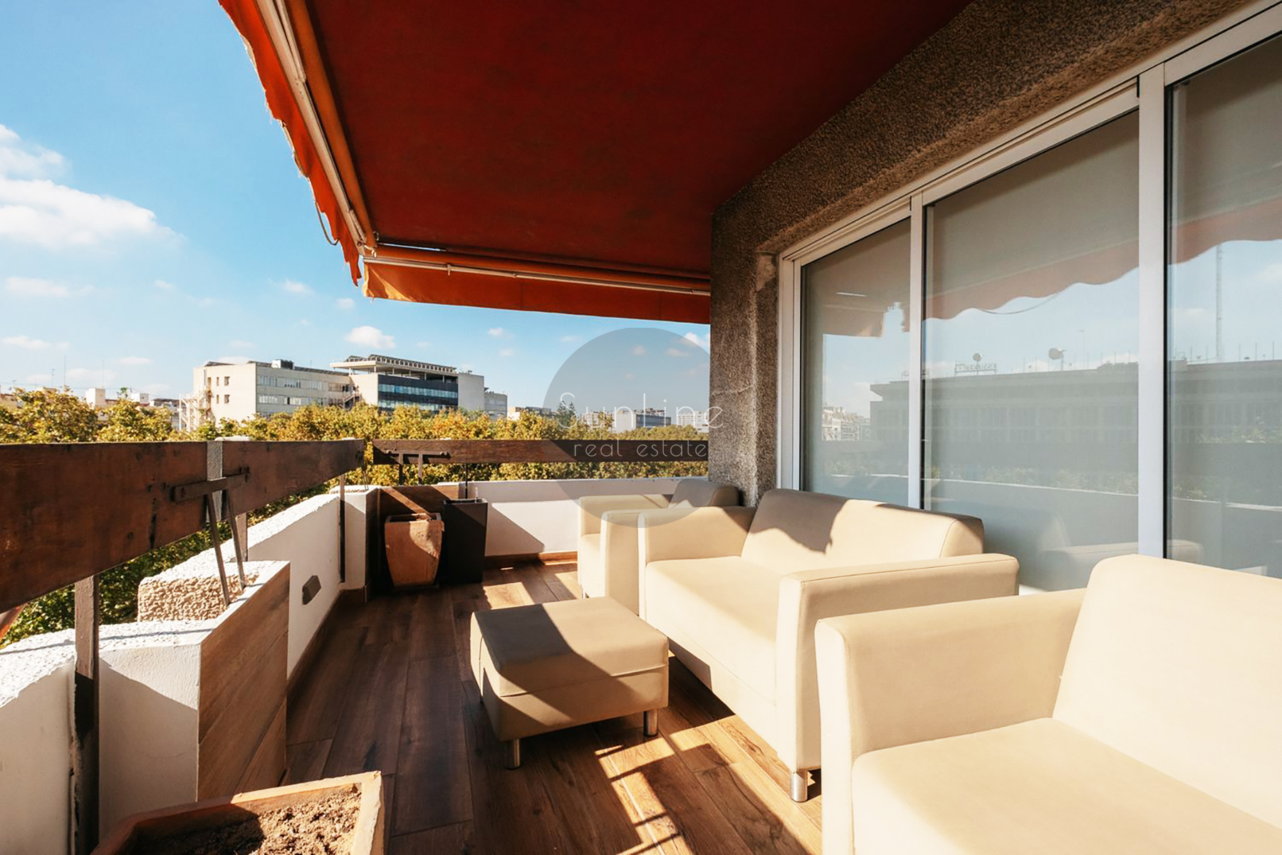 Three-bedroom apartment with terrace in a prestigious Valencia district