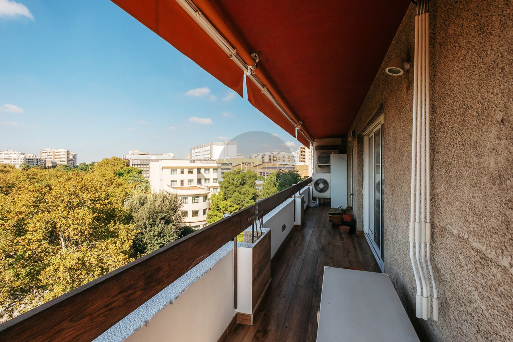 Three-bedroom apartment with terrace in a prestigious Valencia district