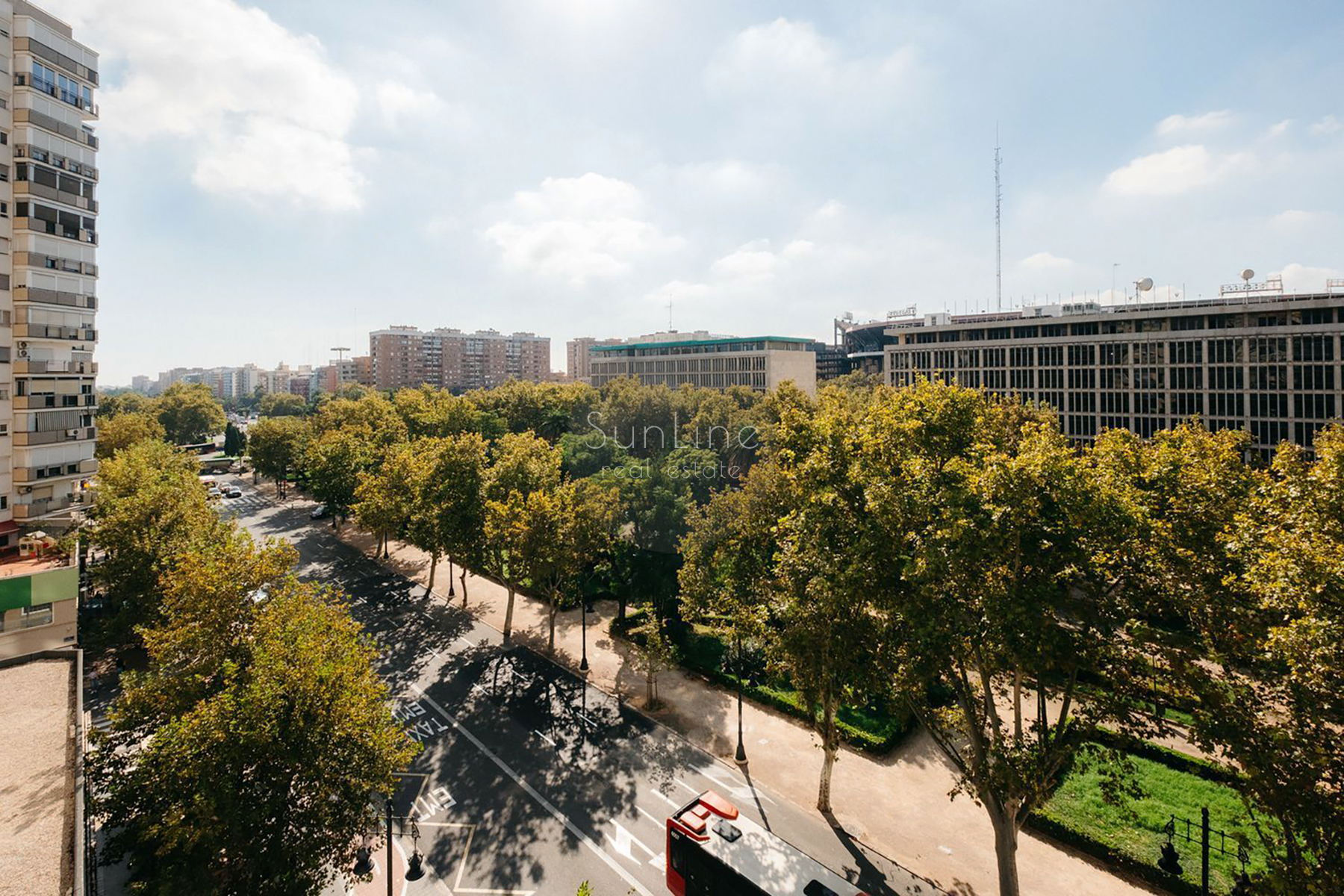 Three-bedroom apartment with terrace in a prestigious Valencia district