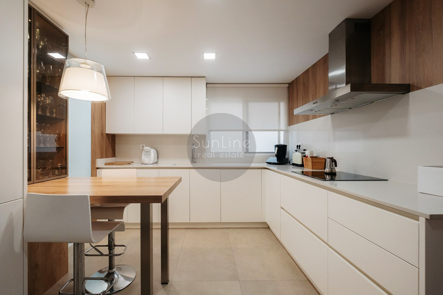 Three-bedroom apartment with terrace in a prestigious Valencia district