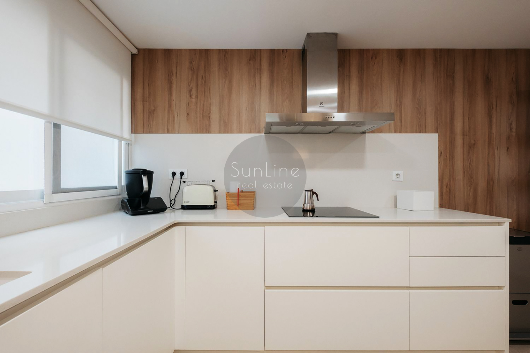 Three-bedroom apartment with terrace in a prestigious Valencia district