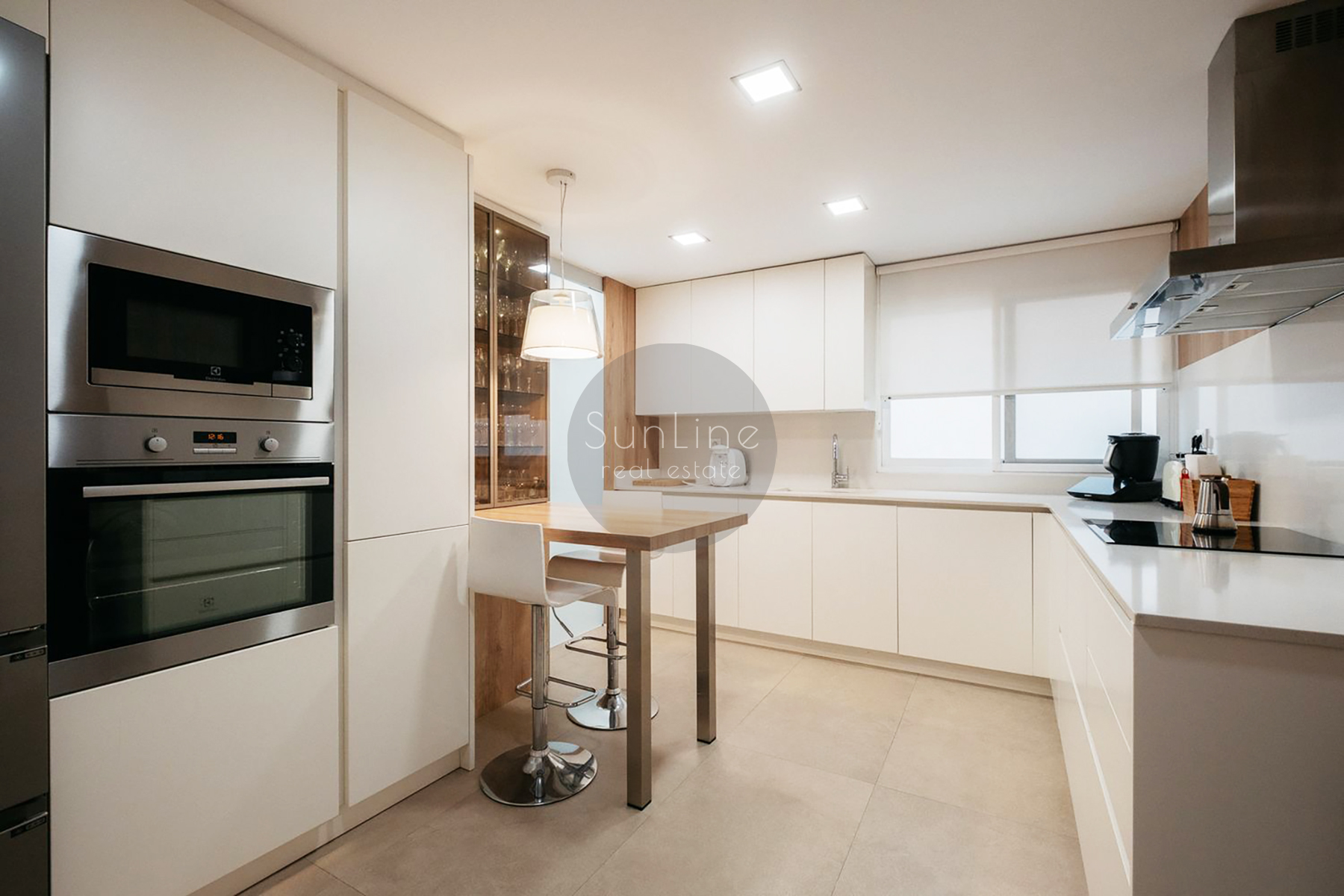 Three-bedroom apartment with terrace in a prestigious Valencia district