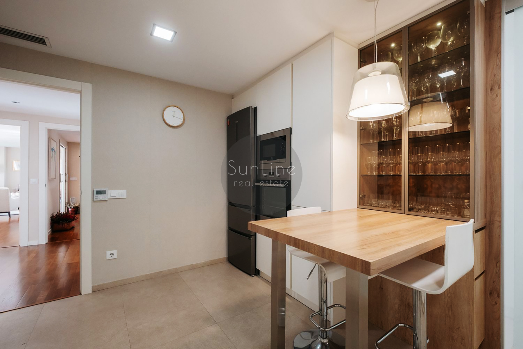 Three-bedroom apartment with terrace in a prestigious Valencia district