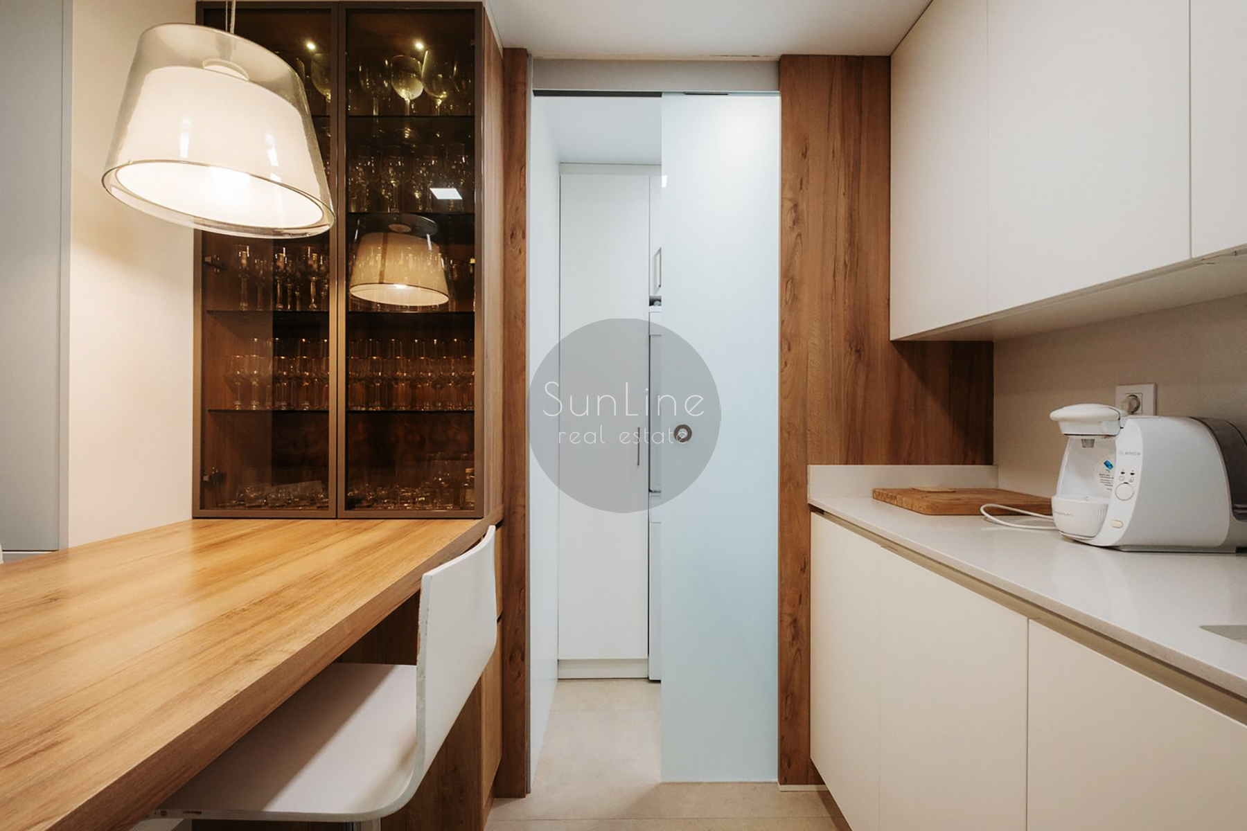 Three-bedroom apartment with terrace in a prestigious Valencia district