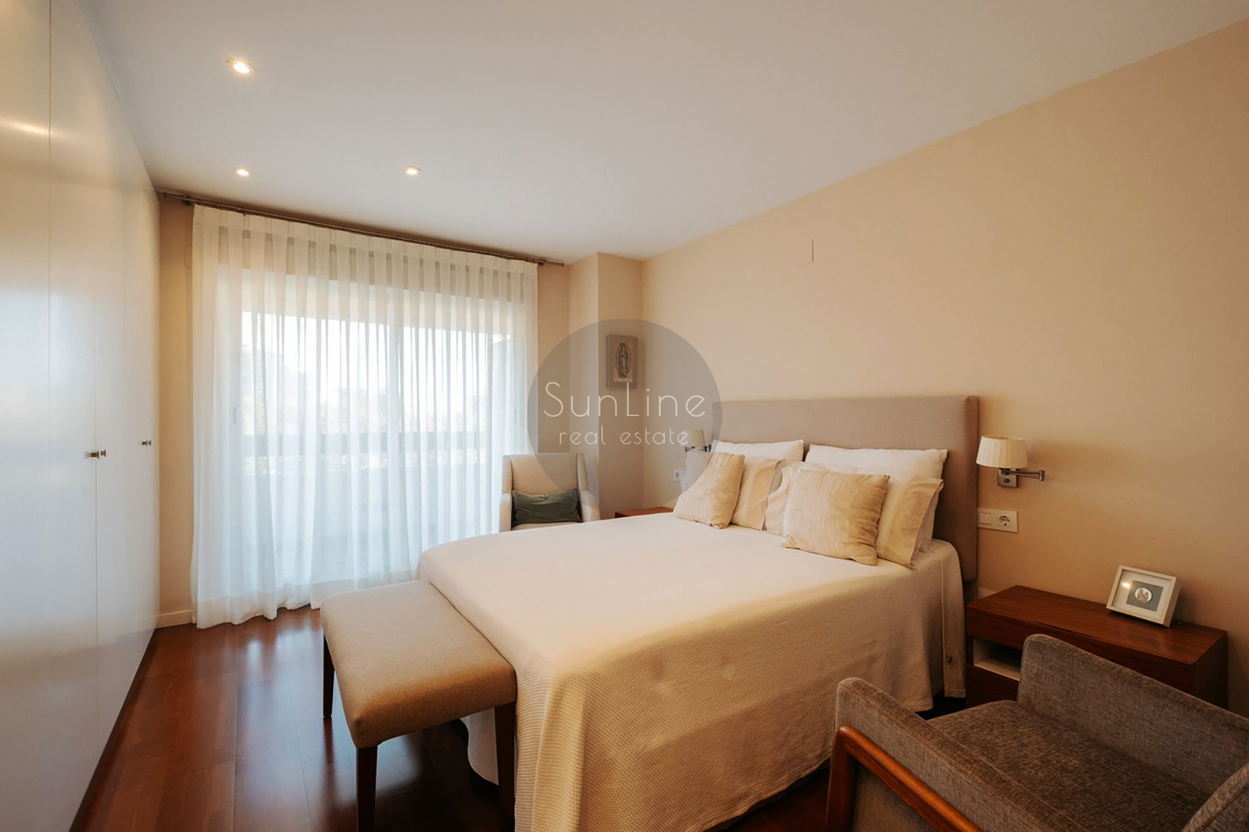 Three-bedroom apartment with terrace in a prestigious Valencia district