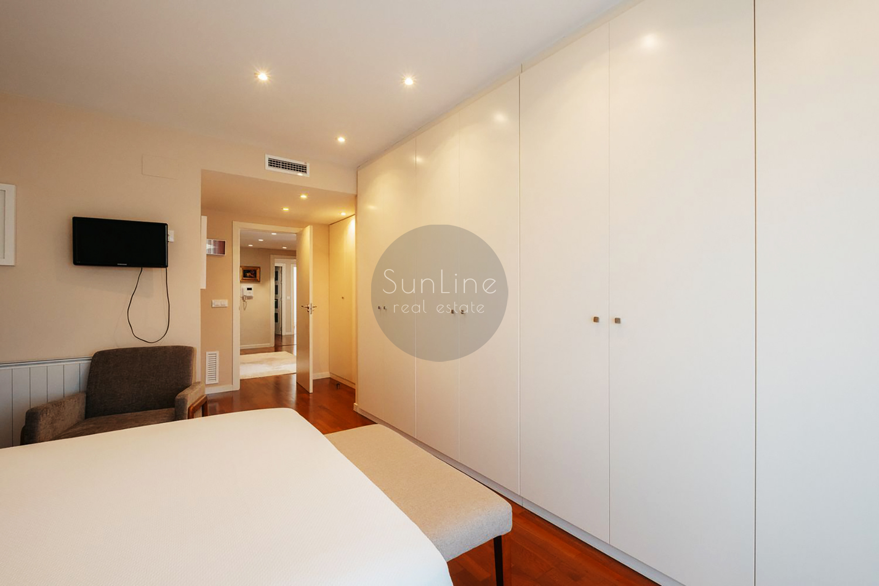 Three-bedroom apartment with terrace in a prestigious Valencia district