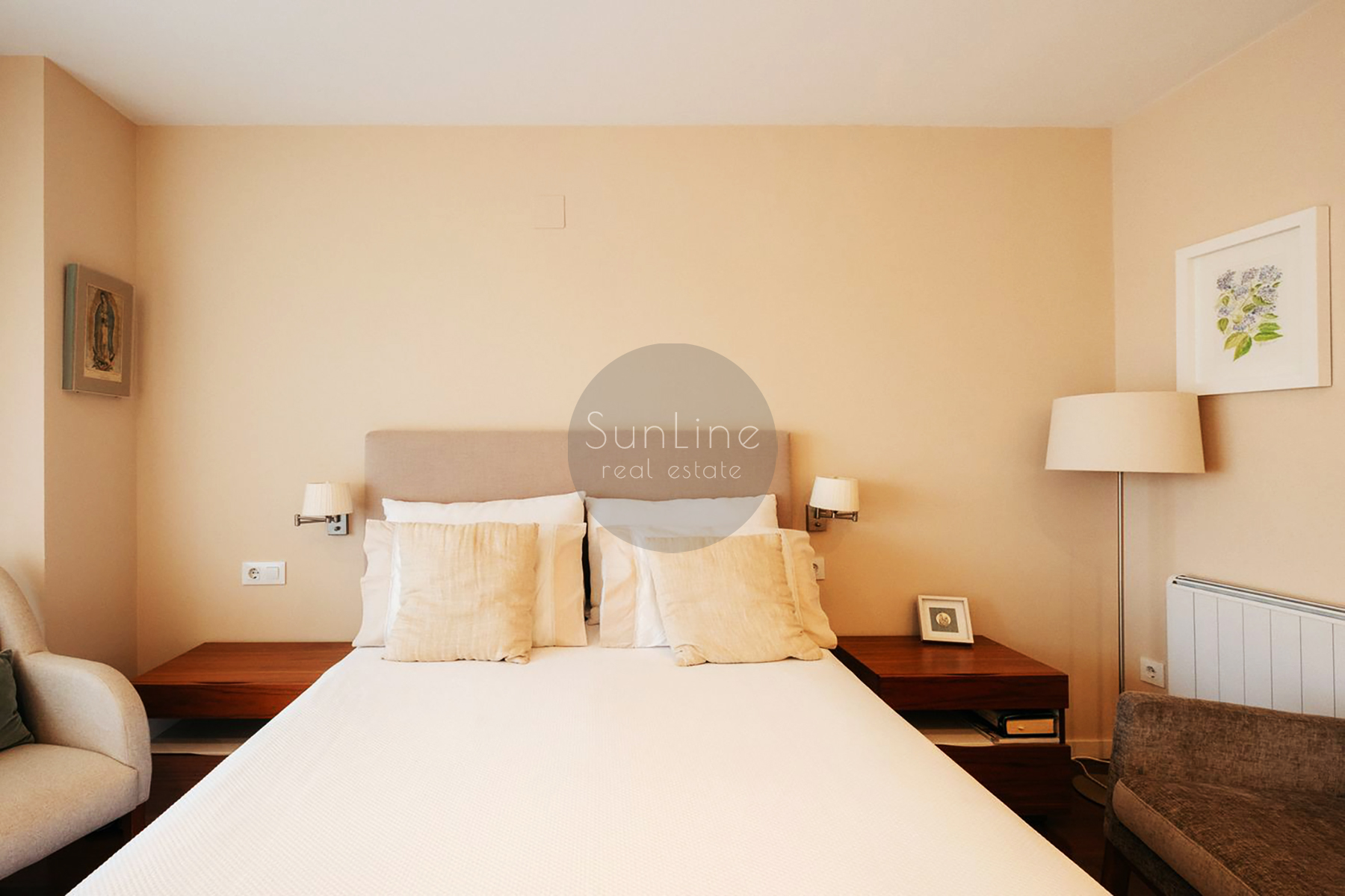Three-bedroom apartment with terrace in a prestigious Valencia district