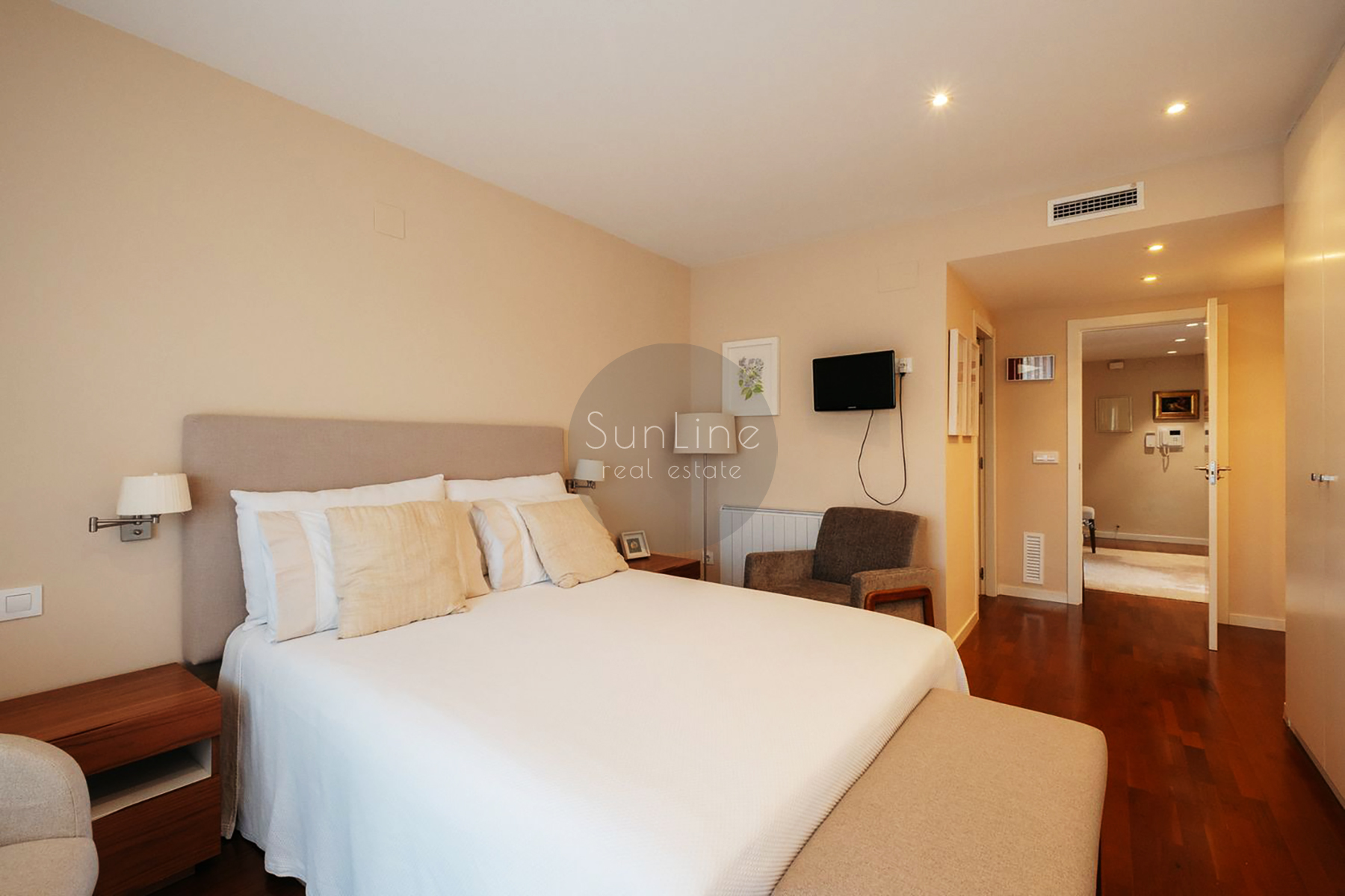 Three-bedroom apartment with terrace in a prestigious Valencia district