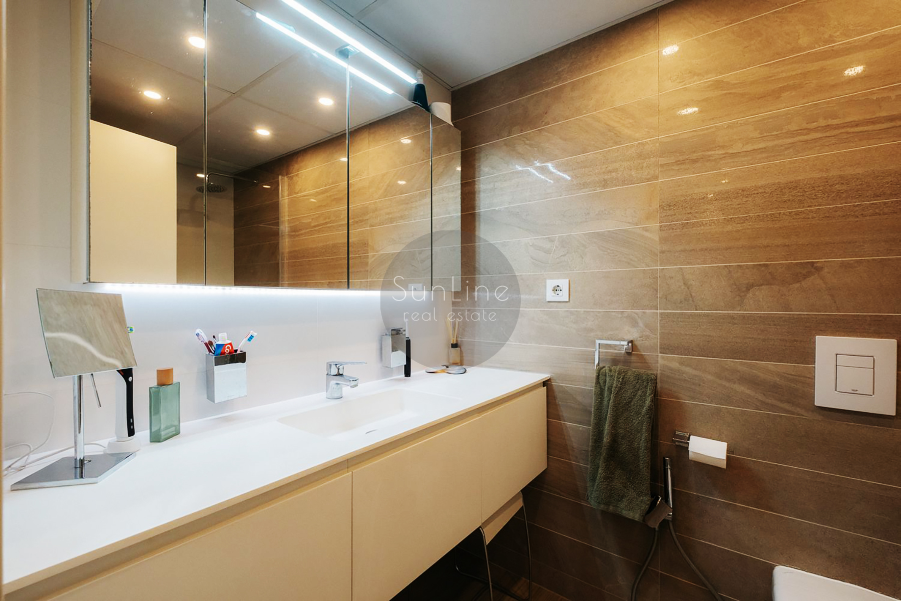 Three-bedroom apartment with terrace in a prestigious Valencia district