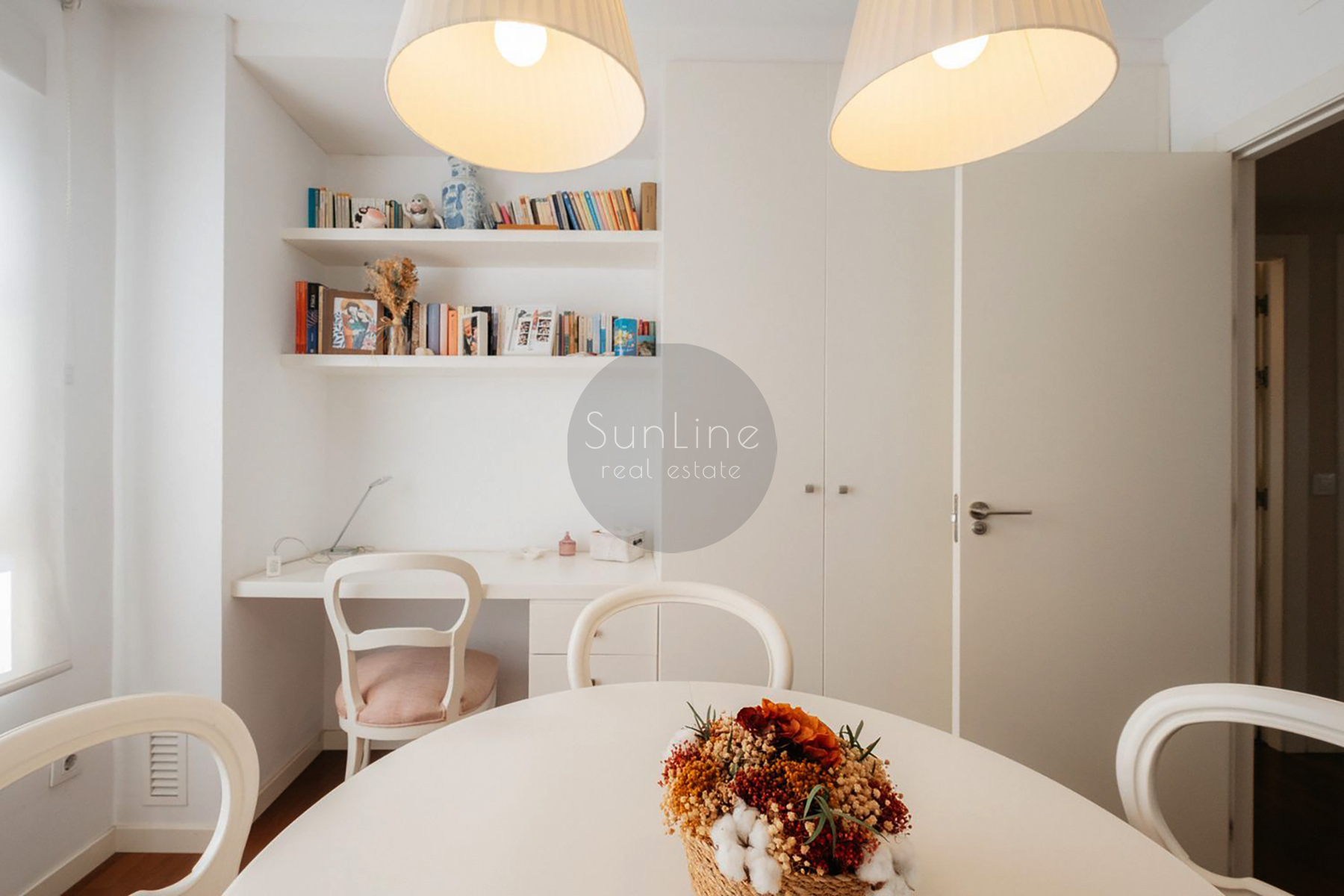 Three-bedroom apartment with terrace in a prestigious Valencia district