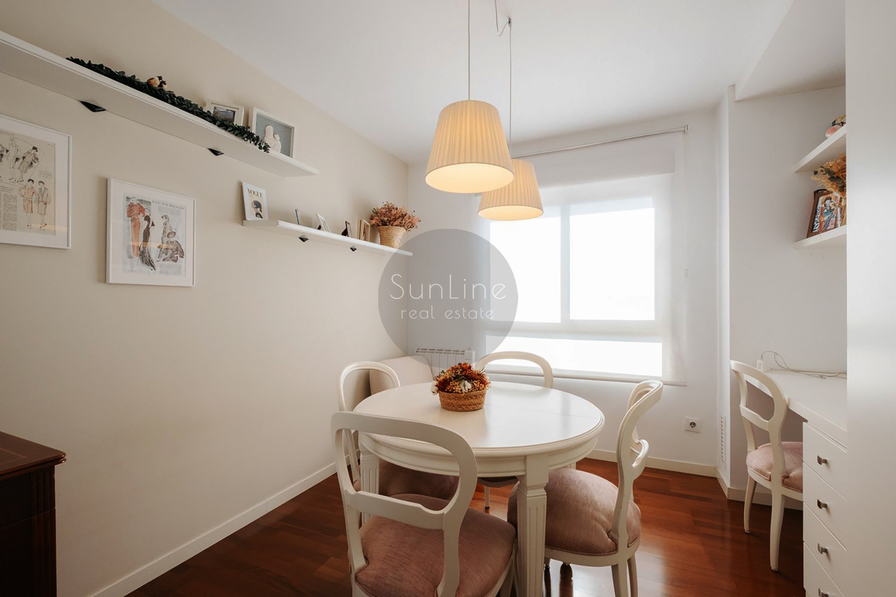 Three-bedroom apartment with terrace in a prestigious Valencia district