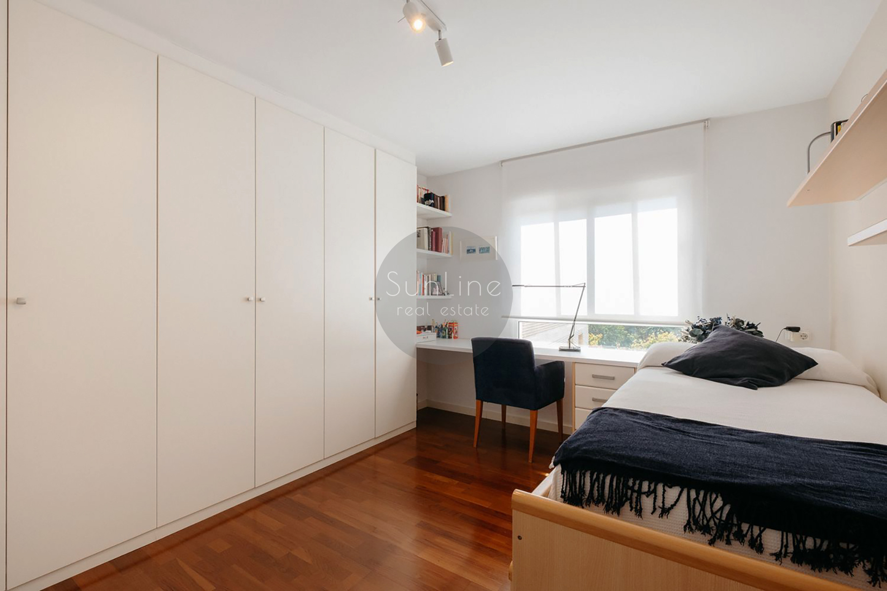 Three-bedroom apartment with terrace in a prestigious Valencia district