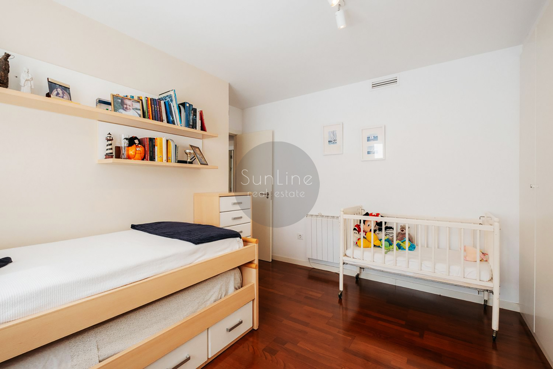 Three-bedroom apartment with terrace in a prestigious Valencia district