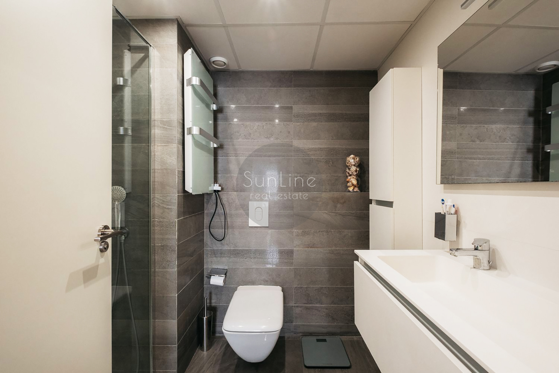 Three-bedroom apartment with terrace in a prestigious Valencia district