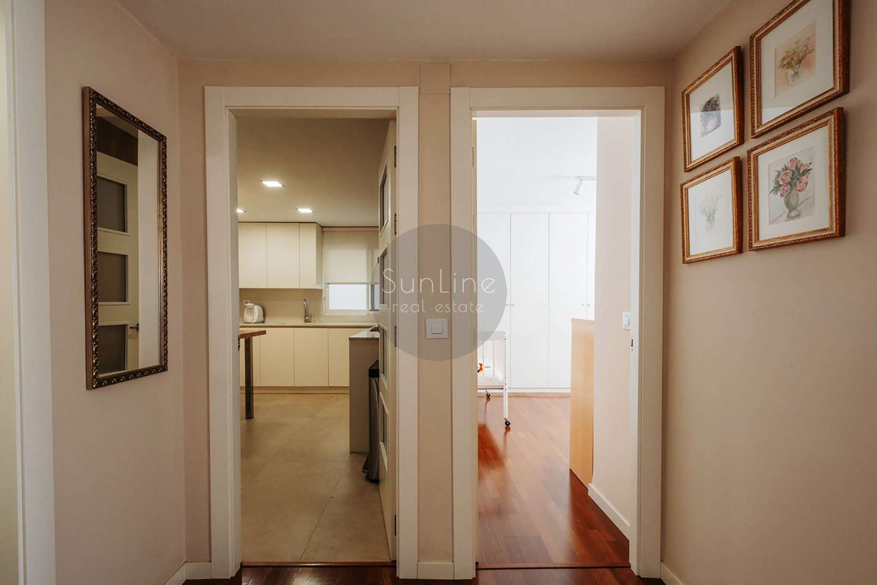Three-bedroom apartment with terrace in a prestigious Valencia district