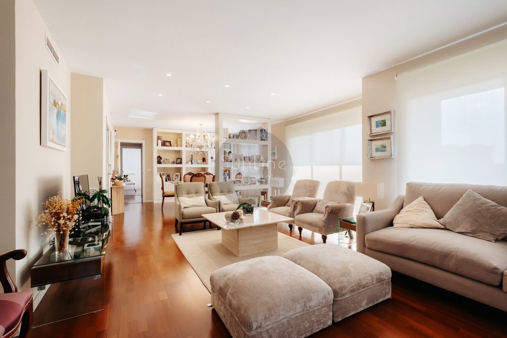 Three-bedroom apartment with terrace in a prestigious Valencia district