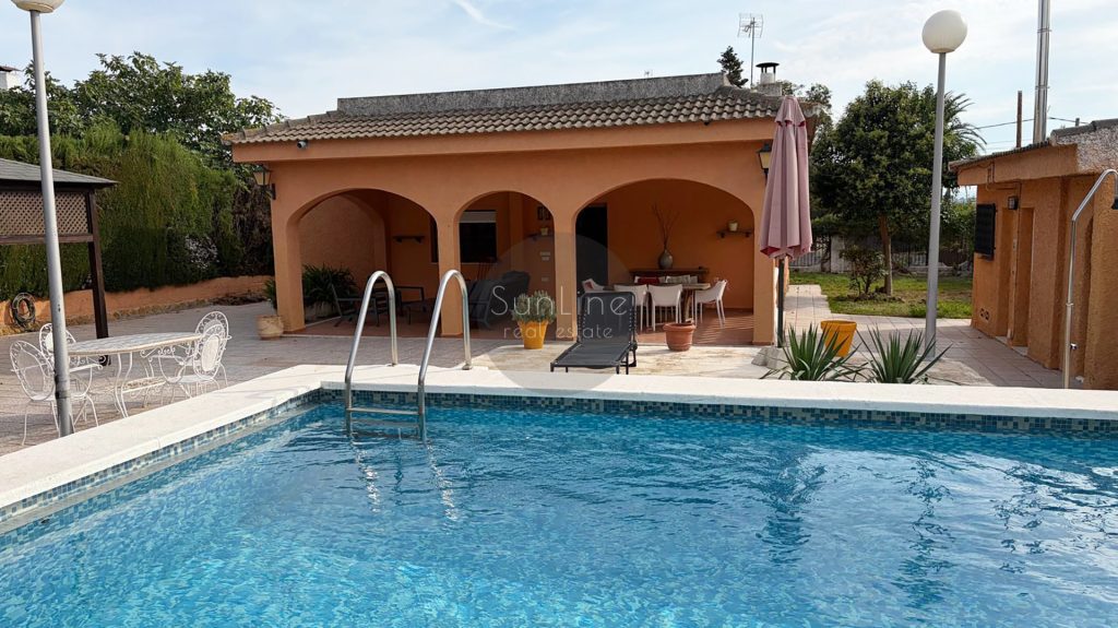 House with a pool, garden and paella cooking area