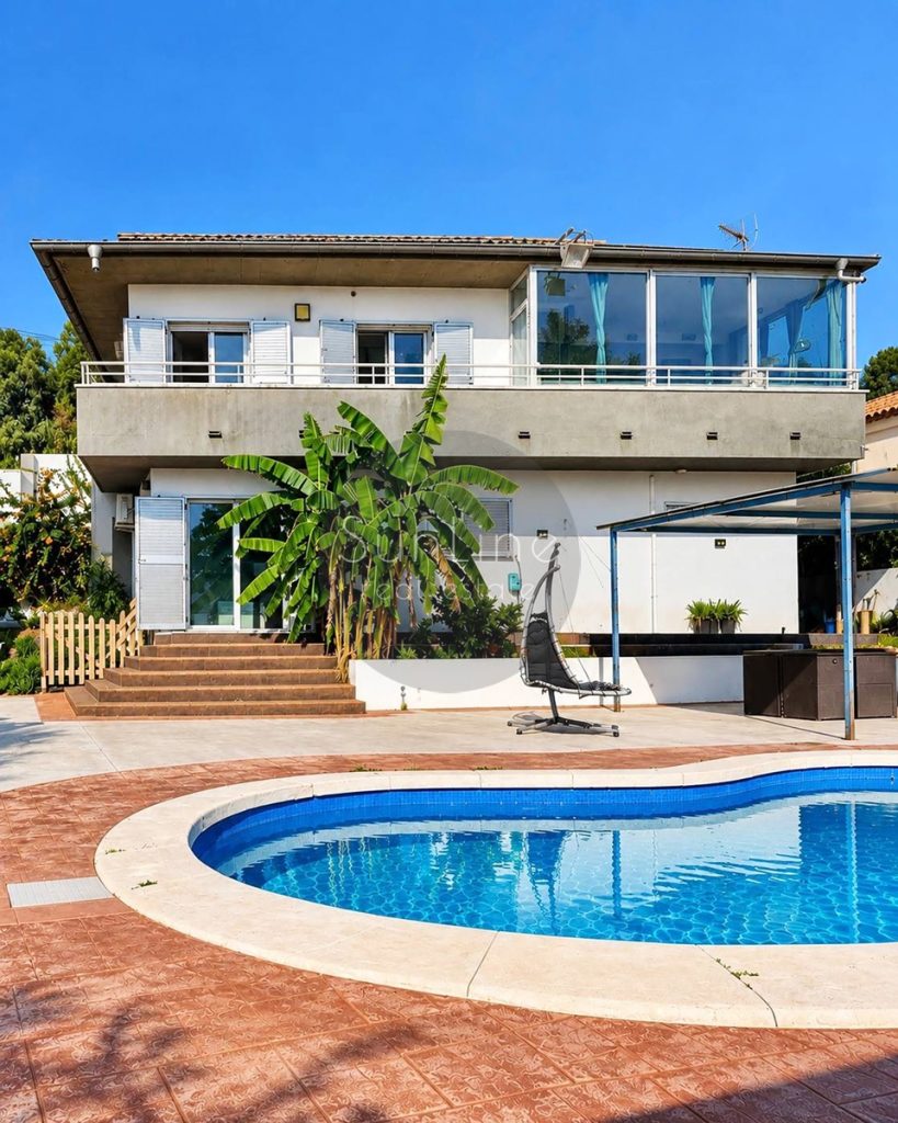 House with 4 bedrooms, terrace and swimming pool in a natural setting