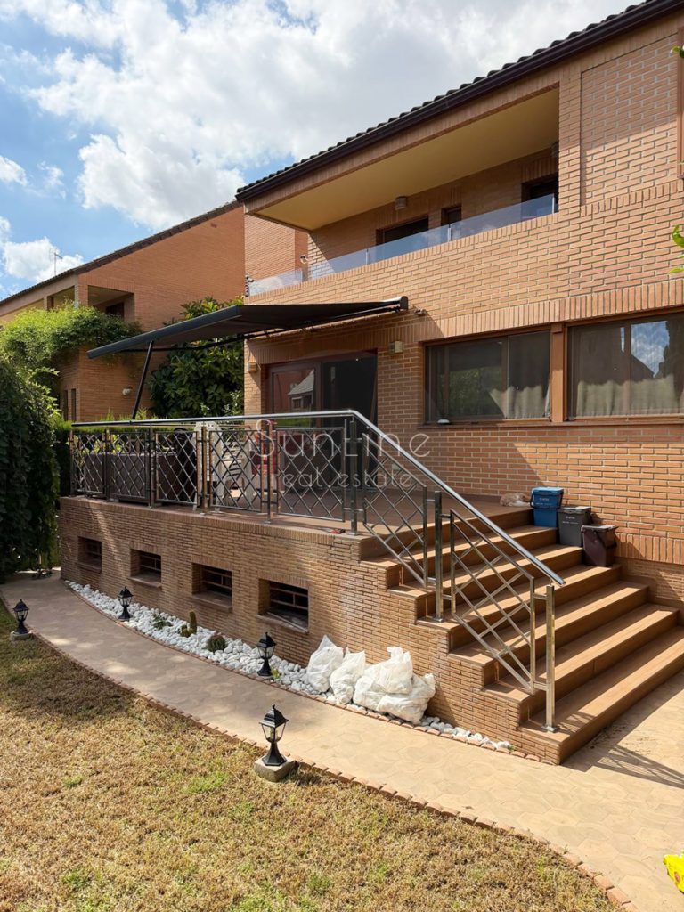 Independent house with 6 bedrooms, barbecue and large terraces