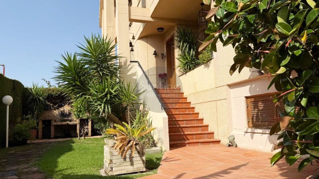 Four-story house with 4 bedrooms in a closed complex near Valencia