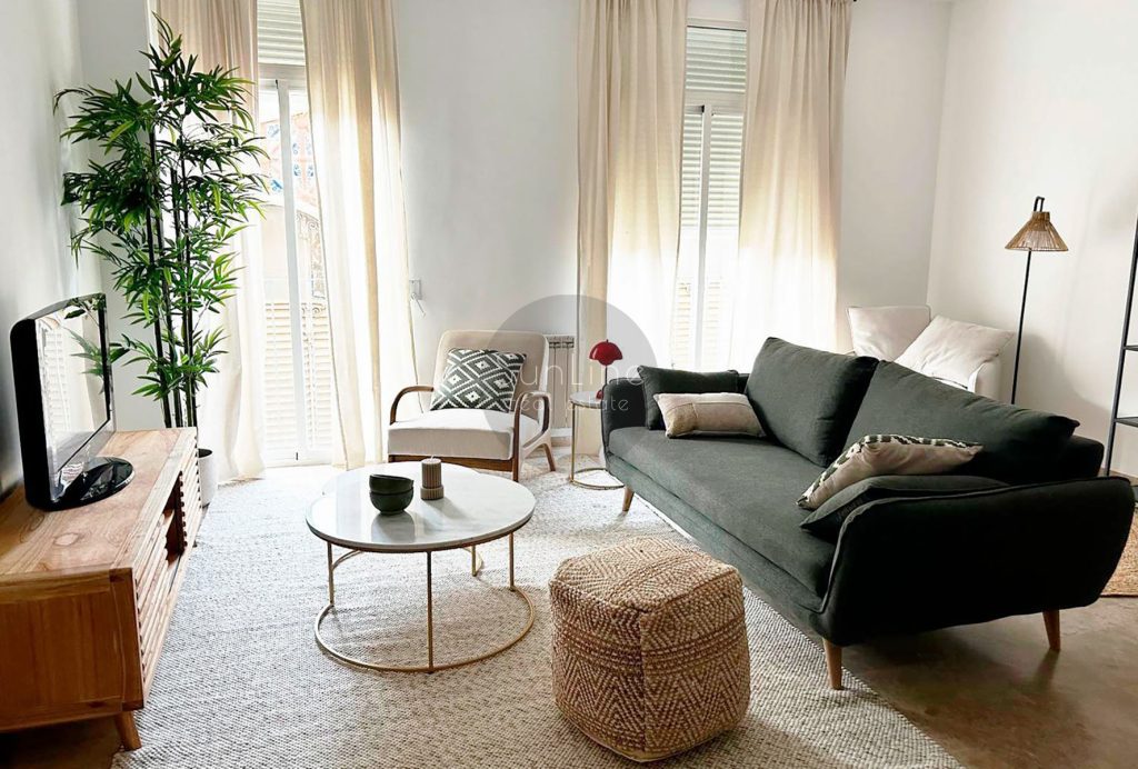 Spacious 3-bedroom apartment in the historic center of Valencia with a view of Mercado Central