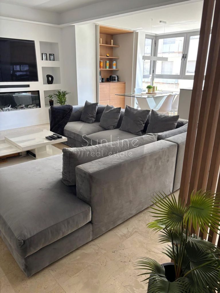 Spacious apartment with designer renovation and parking in Valencia