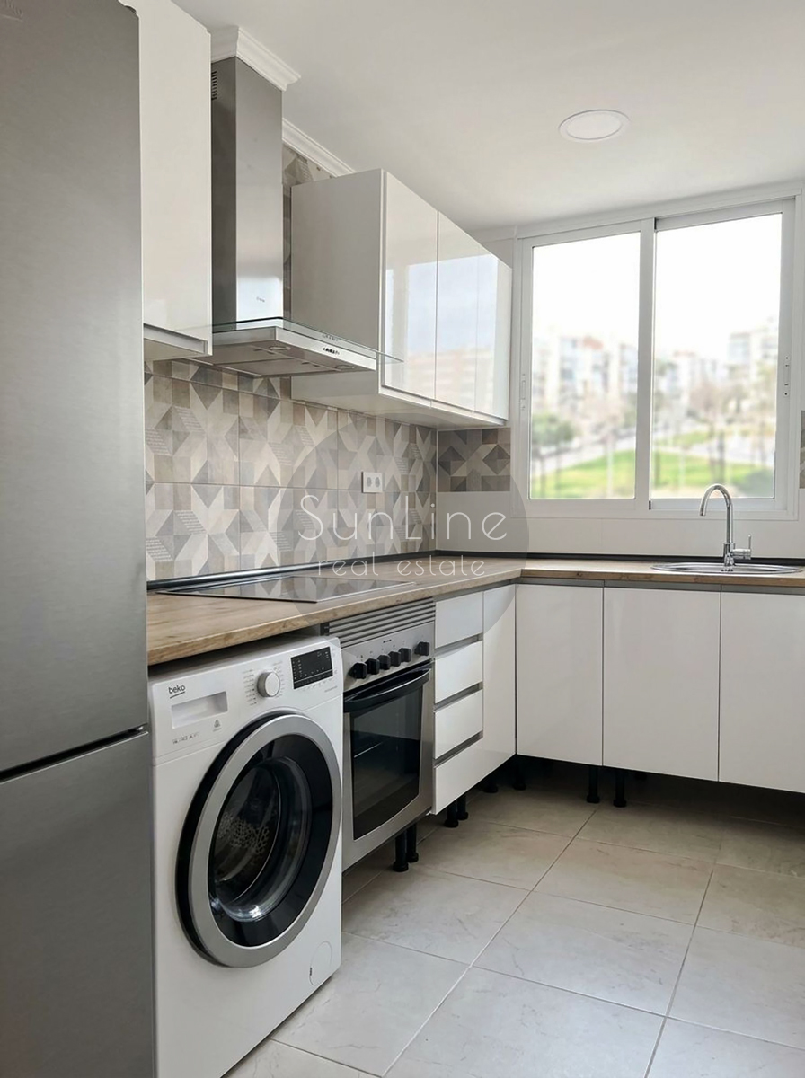 Apartamento reformado con balcón cerca de la estación de metro en Mislata