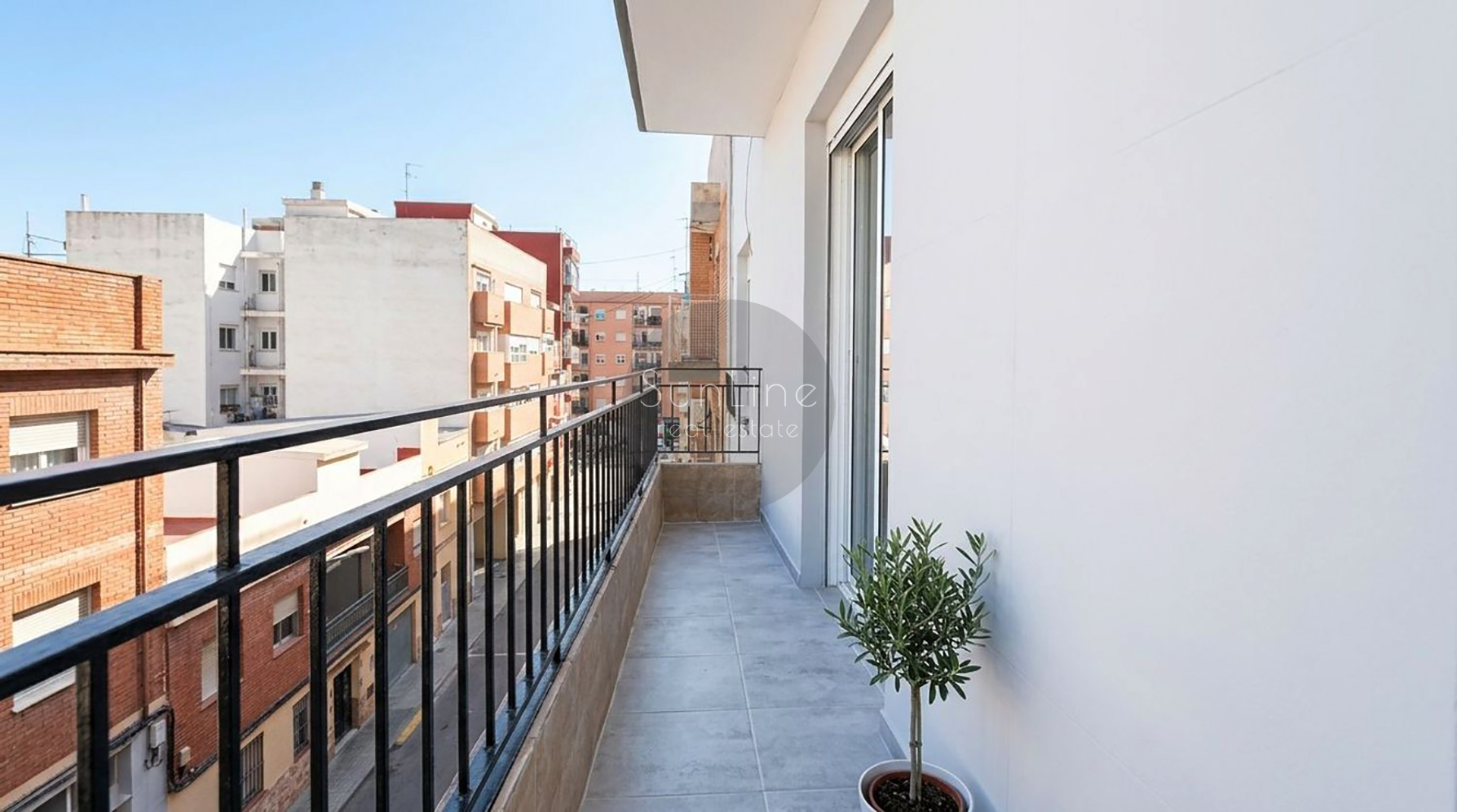 Apartamento reformado con balcón cerca de la estación de metro en Mislata