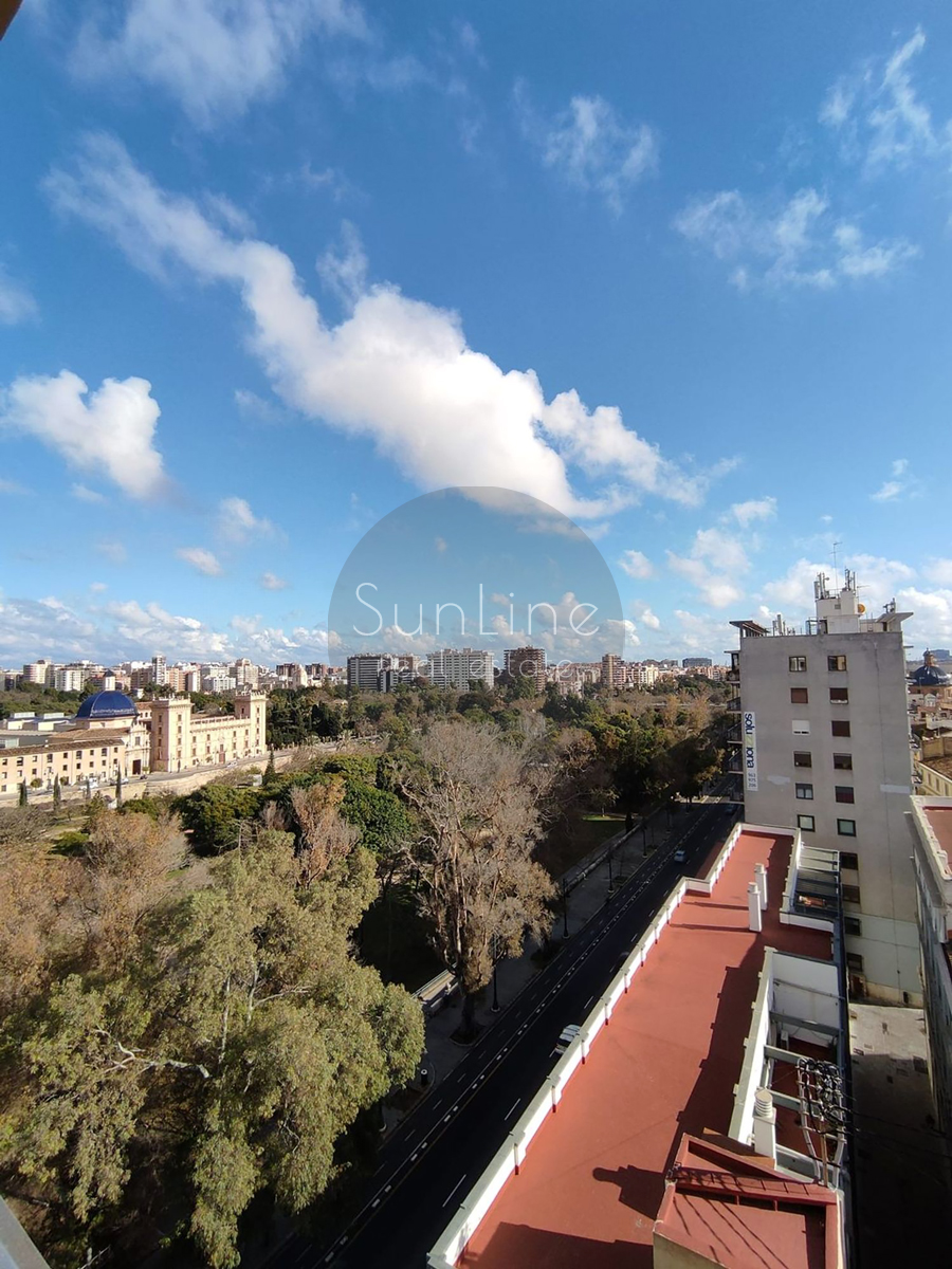 Apartamento con vistas panorámicas a los jardines de Turia en el centro de Valencia