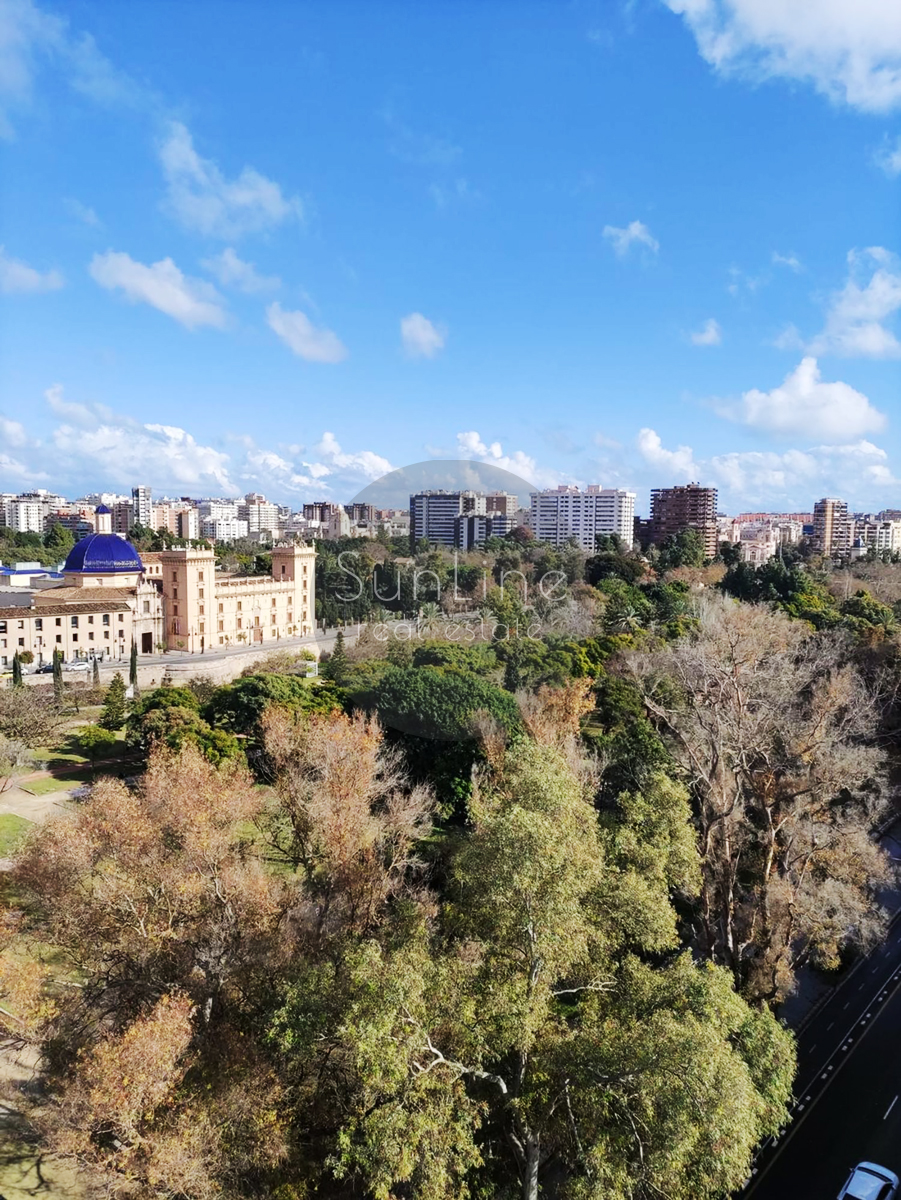 Apartamento con vistas panorámicas a los jardines de Turia en el centro de Valencia