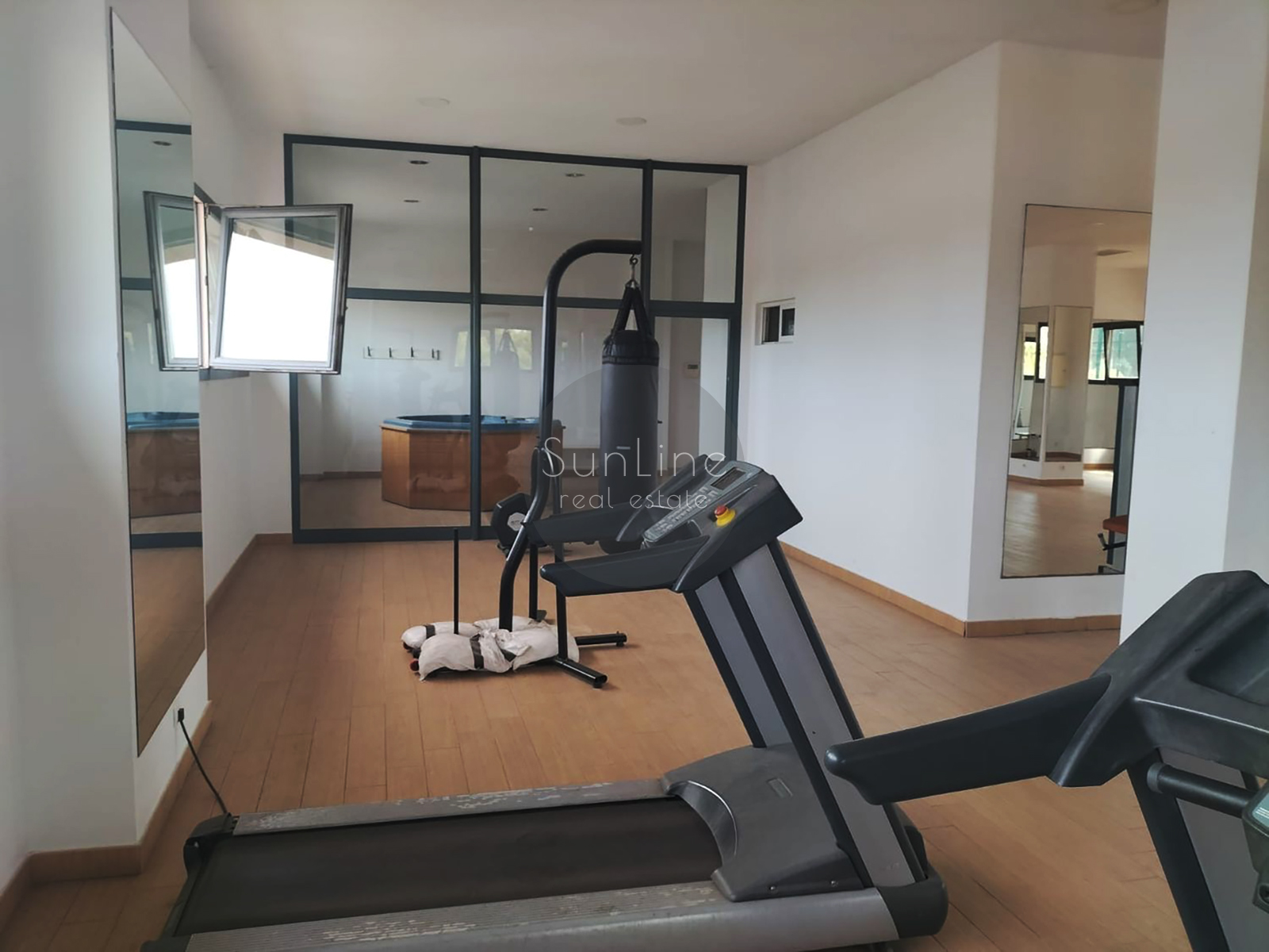 Apartamento dúplex de diseño con piscina en Burjassot