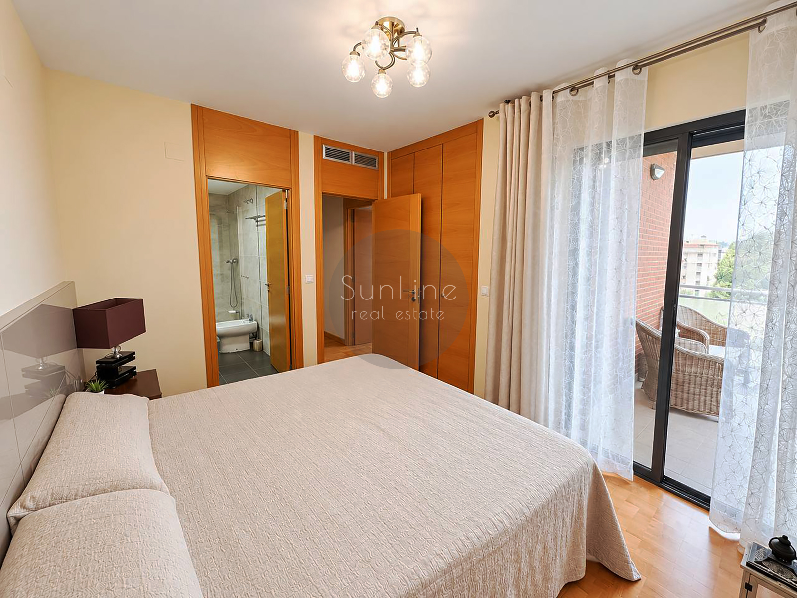 Spacious 3-bedroom apartment with garage and pool in Casas Verdes