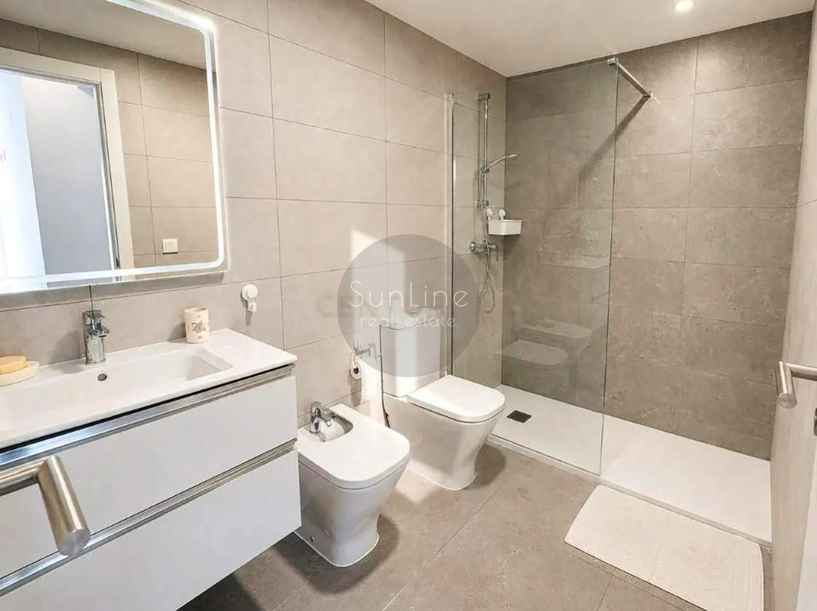 Rent of a modern 3-bedroom apartment with a balcony and view of the City of Arts and Sciences