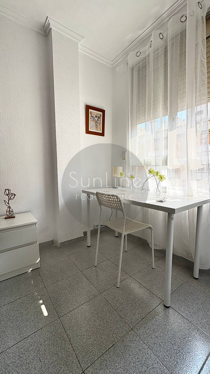 Rent of a furnished apartment with 3 bedrooms and storage room in Quatre Carreres