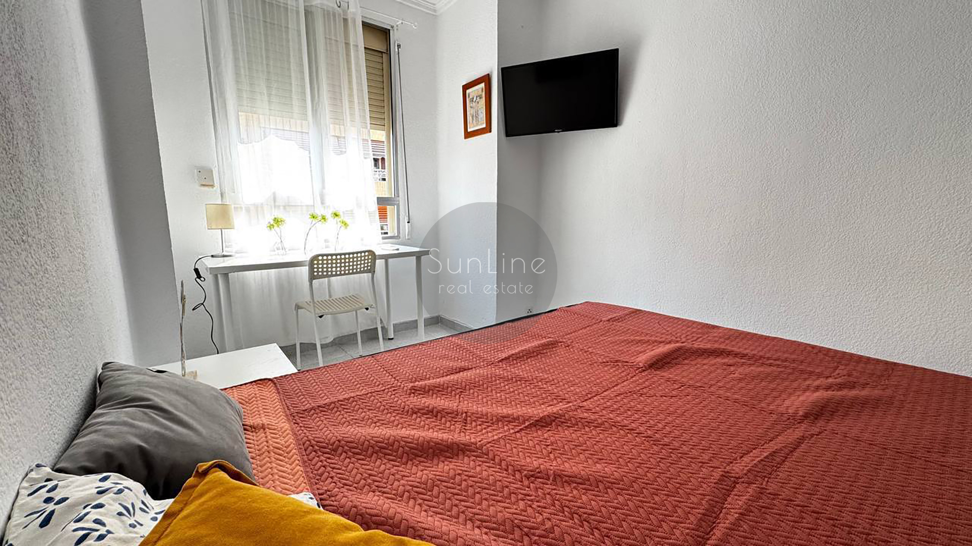 Rent of a furnished apartment with 3 bedrooms and storage room in Quatre Carreres