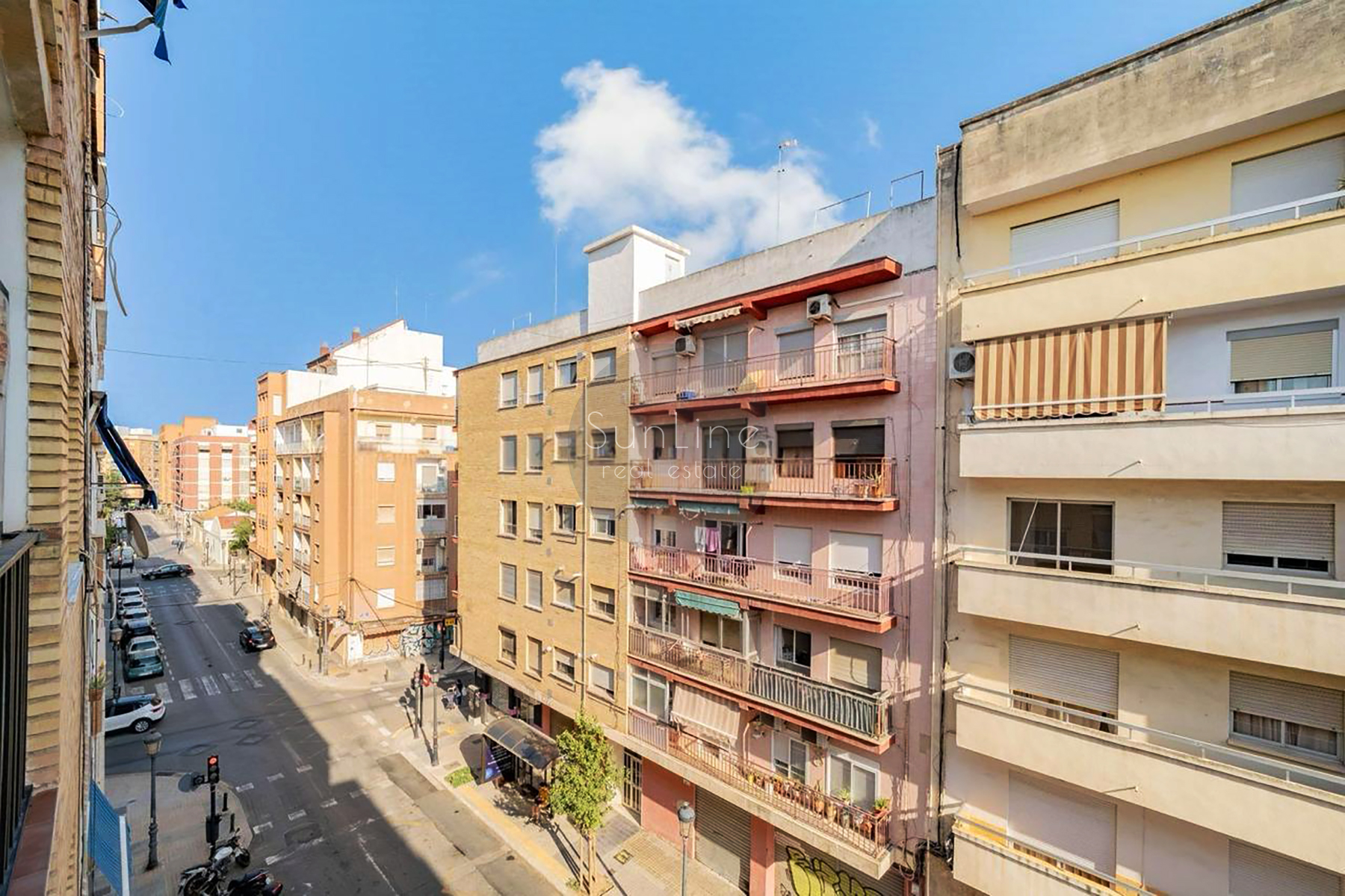 Bright 100 m² apartment with 4 bedrooms, balcony and elevator