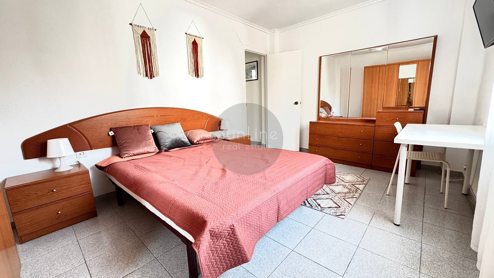 Rent of a furnished apartment with 3 bedrooms and storage room in Quatre Carreres
