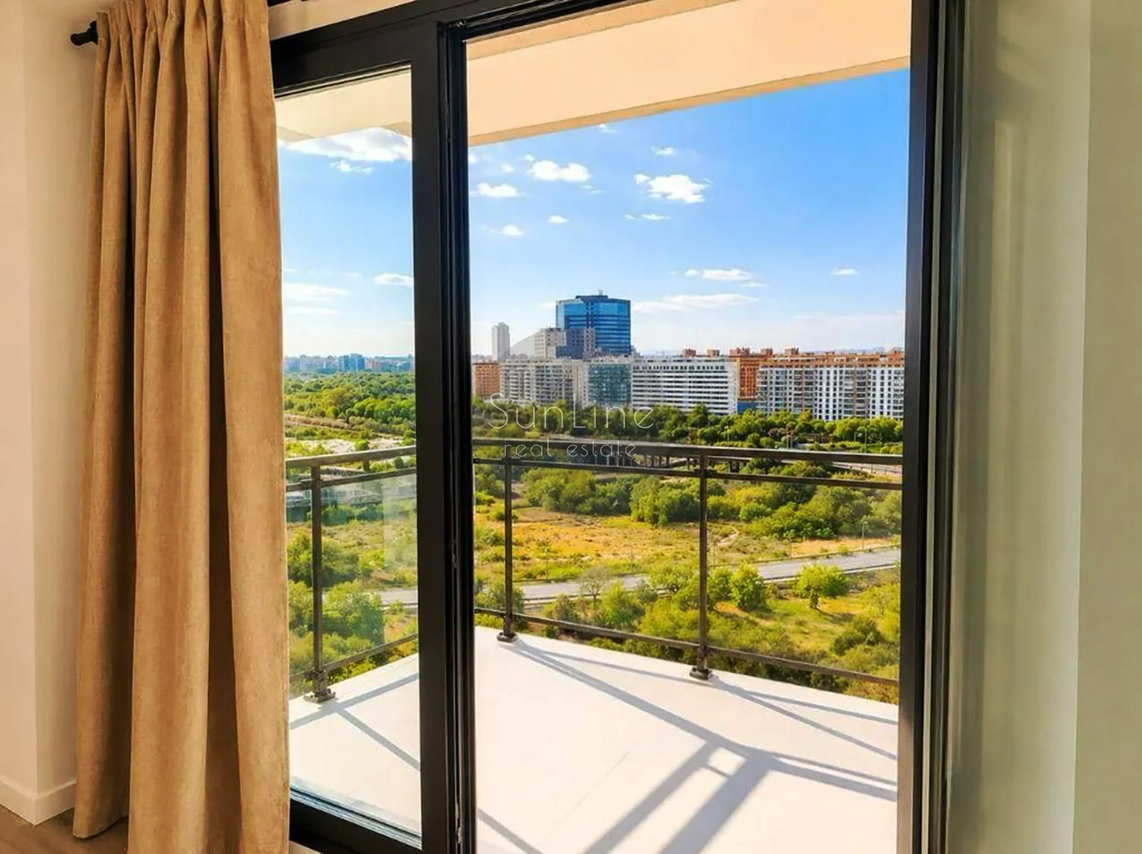 Rent of a modern 3-bedroom apartment with a balcony and view of the City of Arts and Sciences