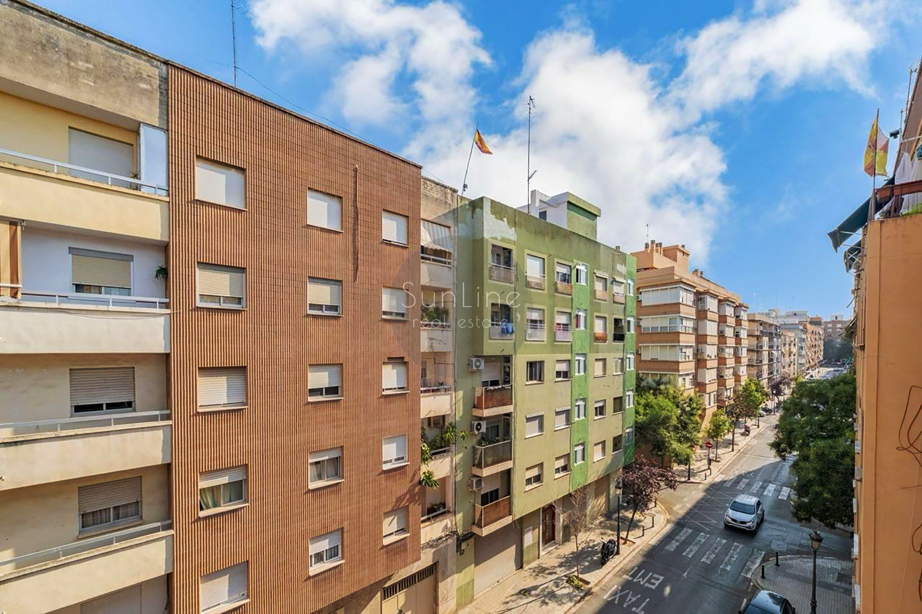Bright 100 m² apartment with 4 bedrooms, balcony and elevator
