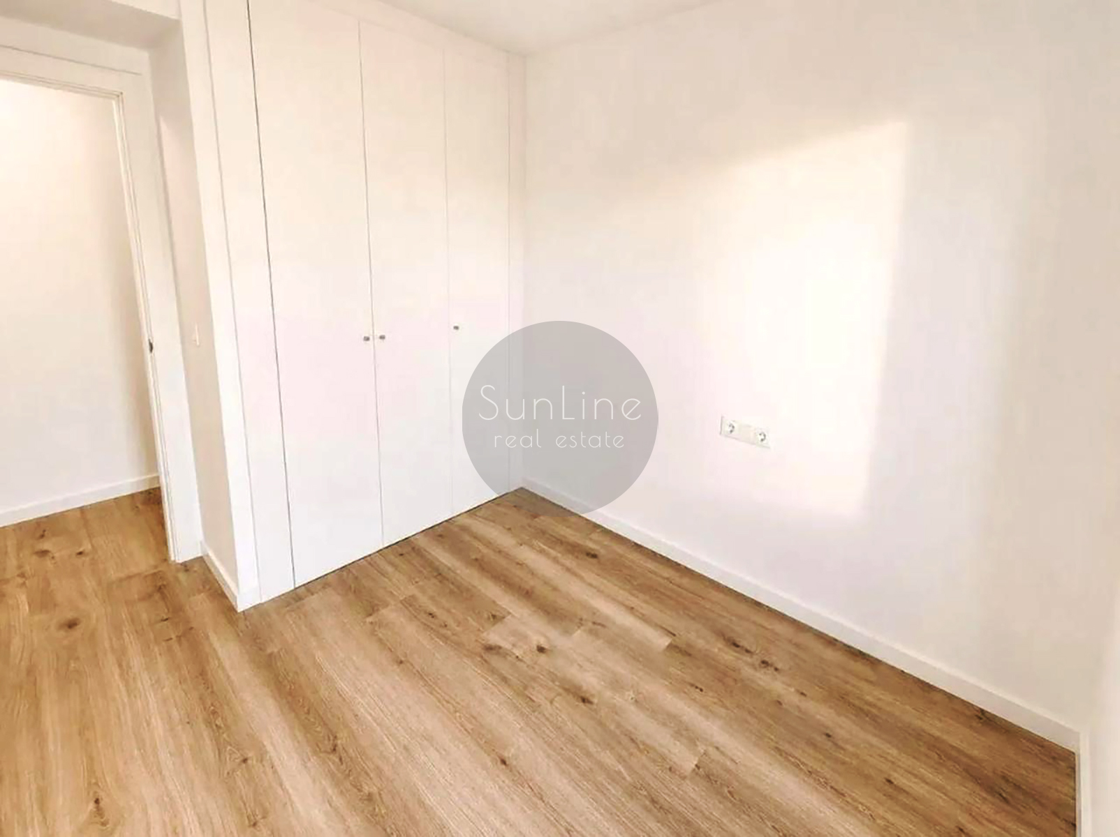 Rent of a modern 3-bedroom apartment with a balcony and view of the City of Arts and Sciences