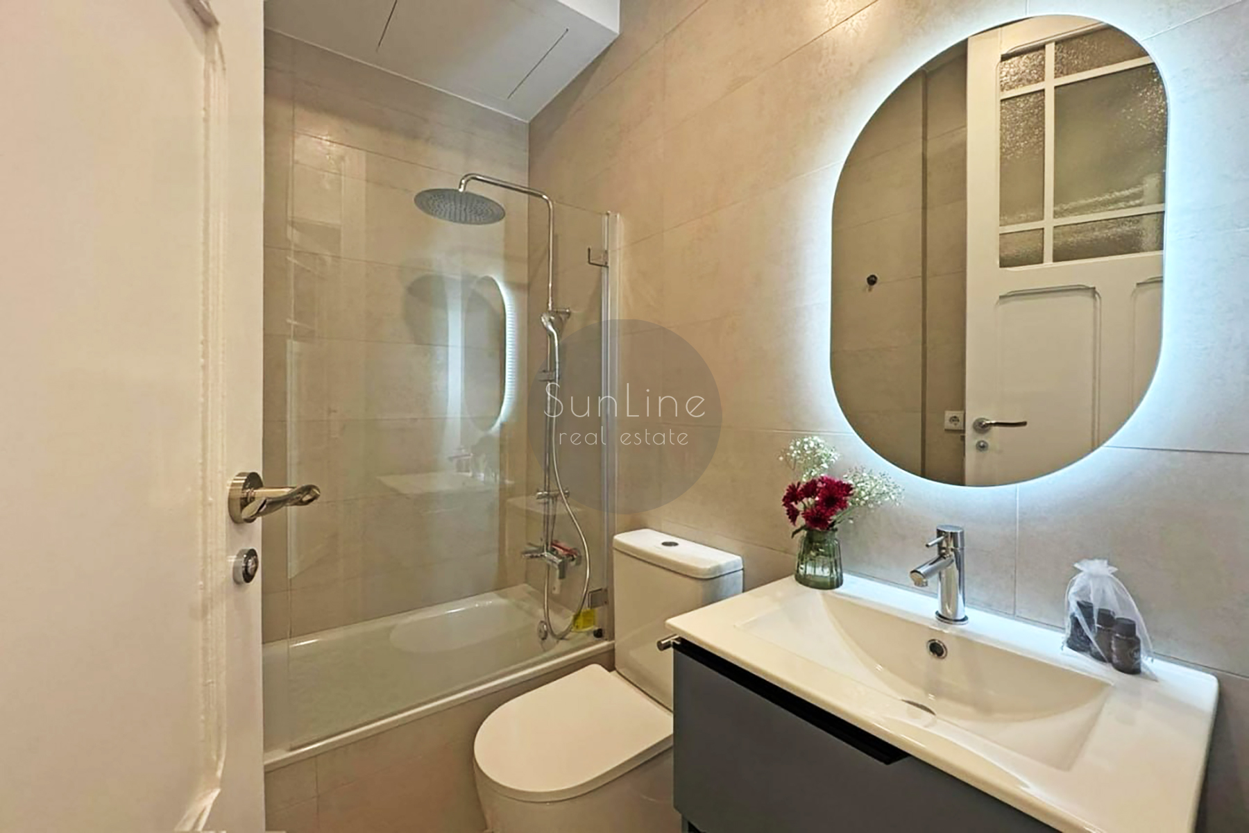 Modern apartment 91 m² with 3 bedrooms and 2 bathrooms in Russafa