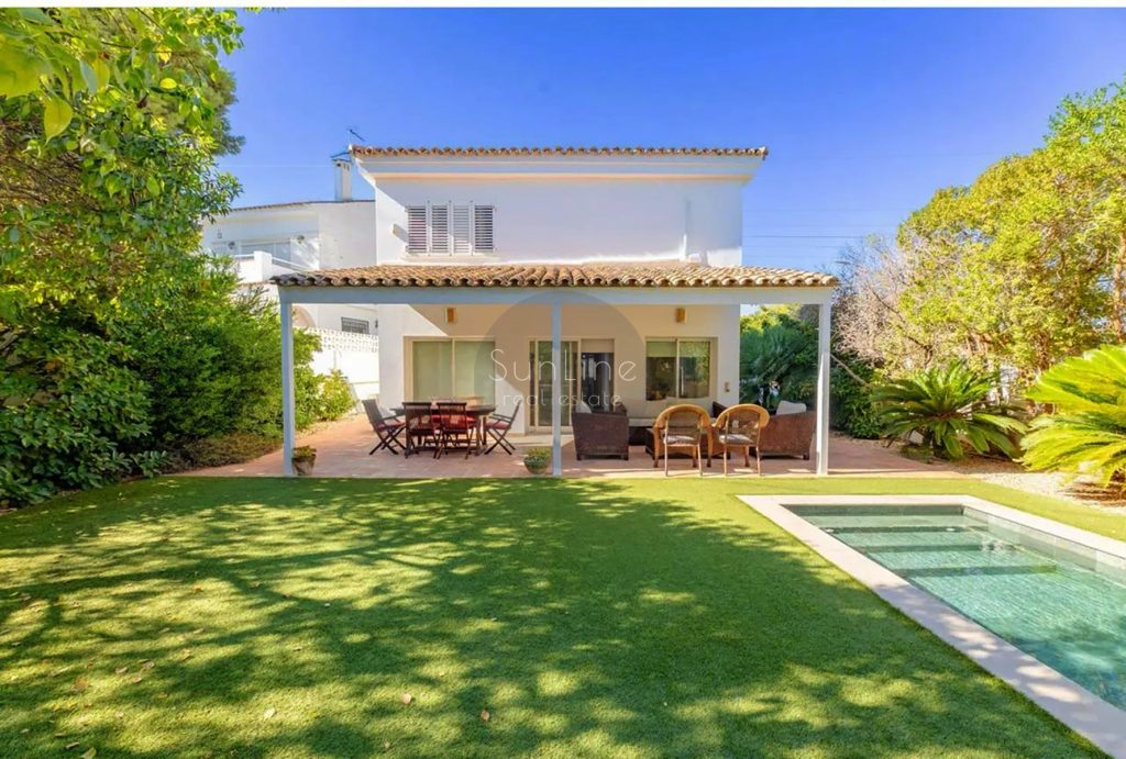 Spacious 240 m² house with 4 bedrooms and private pool in Torrent