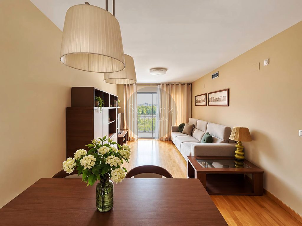 Spacious 3-bedroom apartment with garage and pool in Casas Verdes